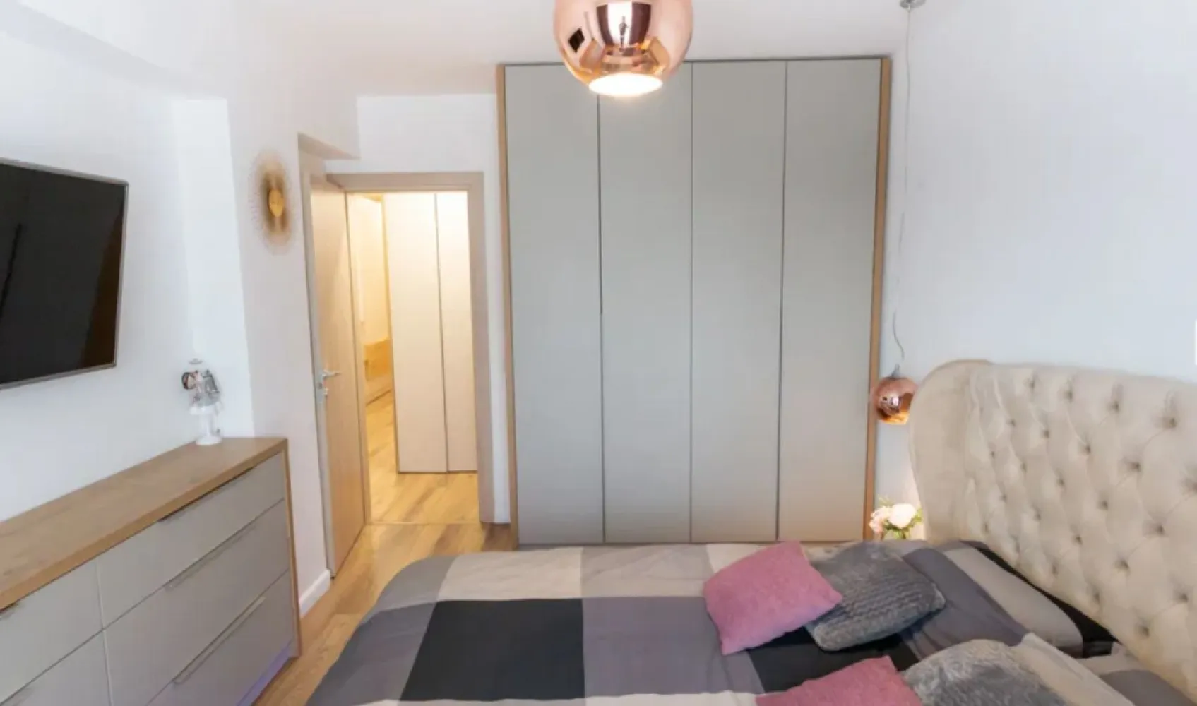 Ap. 3 cam. 87 mp de inchiriat + parcare subterana Mihai Bravu - Agentia Europa inchiriaza un apartament cu 3 camere, complet mobilat și utilat, cu o suprafață generoasă de 87 mp, fiind la prima inchiriere.
Apartamentul se afla intr-un bloc nou, la 2 minute distanta de Metrou Mihai Bravu, oferă un living spațios, două dormitoare confortabile, doua bai și o bucătărie modernă complet echipată. Dispune de centrala proprie, masina de spalat, masina de spalat vase, TV, AC si toate celelalte electrocasnice necesare. Aditional, dispune de 2 balcoane, unul fiind inchis si un loc de parcare in subteran.