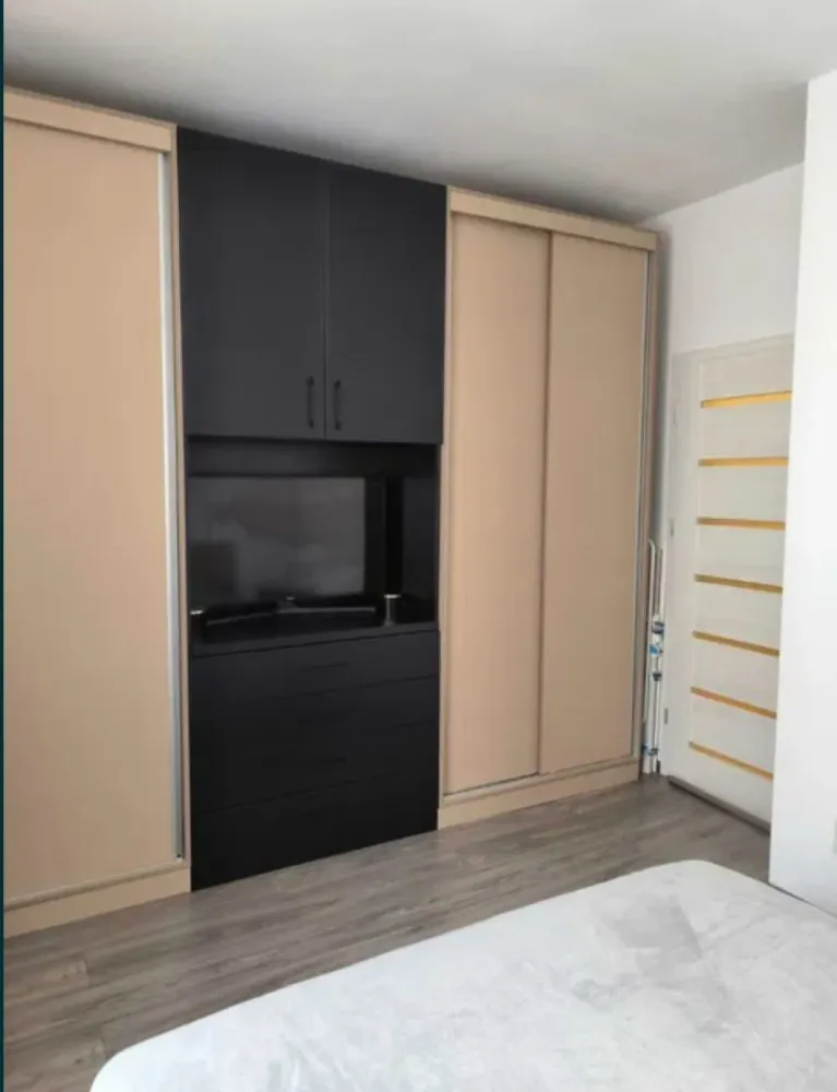 Ap. 2 cam. 59 mp de inchiriat Bloc nou Popesti La strada - Agentia Europa inchiriaza un apartament 2 camere cu o suprafata de 59 mp situat în Popești Leordeni, lângă Complex "La Strada", la maxim 10 minute de mers pe jos până la metrou Dimitrie Leonida. 
Apartamentul are 59 mp și este complet mobilat și utilat. 
Are aer condiționat și centrală proprie. 
Loc de joaca pentru copii în complex, la care accesul se face cu cartelă, doar de către locuitorii din complex. Camere de supraveghere în jurul blocului iar accesul în complex se face pe bază de cartelă-barieră. 
Se solicită o luna avans și una garanție. 
Se închiriaza doar pe termen lung.