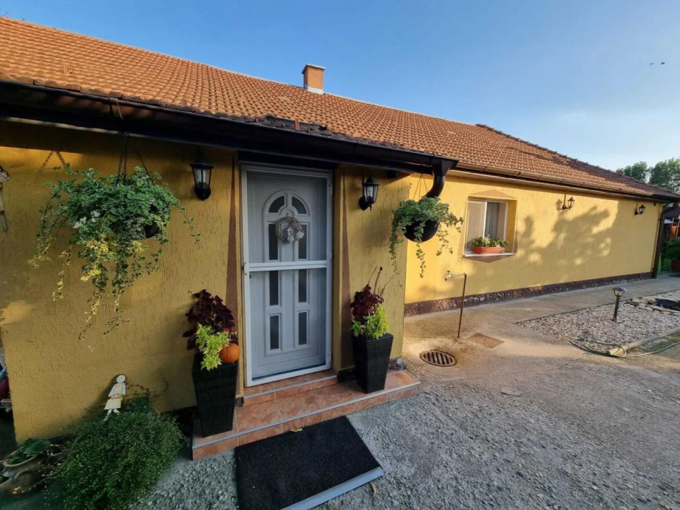 BRASADAS vinde casa in zona Titulescu. - Agenția imobiliara BRASADAS vinde casa zona Titulescu cu curte comuna (se poate desparti cu gard) casa este compusa din doua camere , hol , living mare open space cu bucutarie , cămară , baie, total 100mp , renovat total in 2018 , la cerere pot sa trimit mai multe poze . 
- toate utilitatile , Curent , Gaz , apa , canal , RDS
-Geamuri termopan , exterior - interior izolat , centrala viesmann
