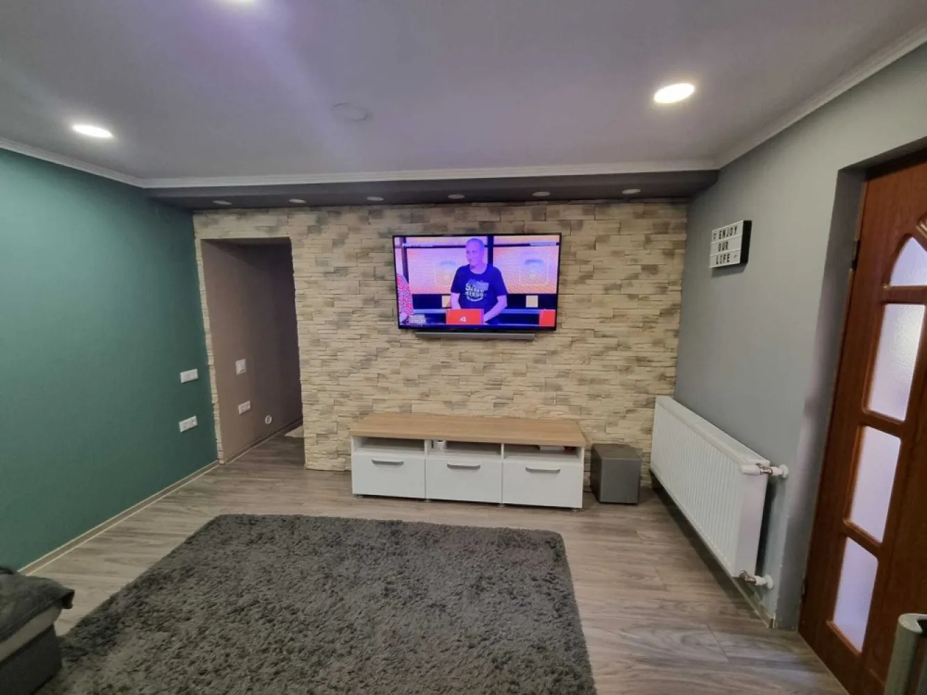 BRASADAS vinde casa in zona Titulescu. - Agenția imobiliara BRASADAS vinde casa zona Titulescu cu curte comuna (se poate desparti cu gard) casa este compusa din doua camere , hol , living mare open space cu bucutarie , cămară , baie, total 100mp , renovat total in 2018 , la cerere pot sa trimit mai multe poze . 
- toate utilitatile , Curent , Gaz , apa , canal , RDS
-Geamuri termopan , exterior - interior izolat , centrala viesmann