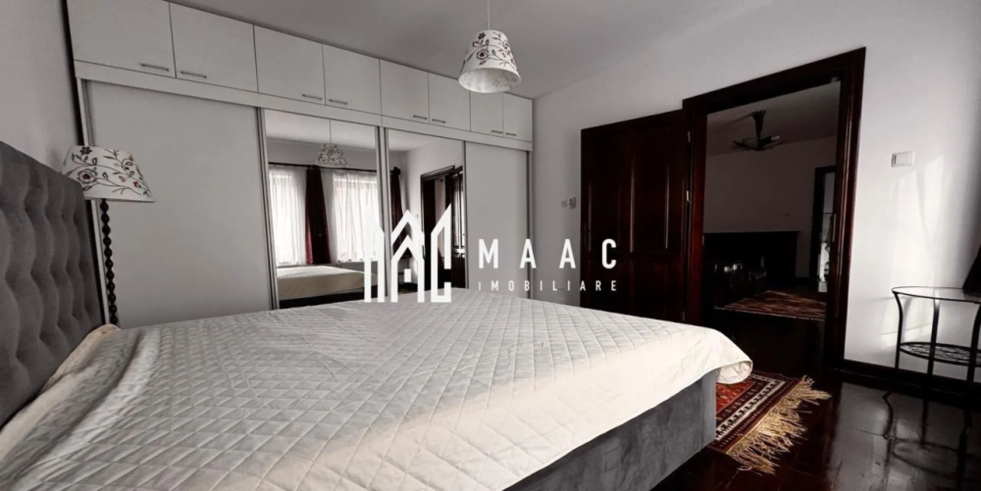 Apartament 3 camere I 90 mpu I 2 Nivele I Zona centrala - MAAC Imobiliare vă propune spre vânzare un apartament cu 3 camere, situat în zona ultracentrală a Sibiului, dispus pe două niveluri (parter + etaj 1), într-un imobil tip casă cu regim de înălțime P+2E, construit în anul 1890 pe structură din cărămidă și beton, consolidat și renovat complet. Proprietatea beneficiază de o poziționare excelentă, la doar 5 minute de mers pe jos de principalele atracții turistice ale orașului, precum Podul Minciunilor, Piața Mică și Piața Mare.

Apartamentul este eficient compartimentat și oferă un ambient elegant, cu finisaje de calitate superioară:
-Parter: bucătărie din lemn masiv complet utilată (cuptor electric, plită pe gaz, hotă, mașină de spălat vase, frigider cu congelator), zonă de dining și baie dotată cu mașină de spălat cu uscător
-Etaj: living spațios și două dormitoare complet mobilate

Locuința se remarcă prin starea excelentă și materialele premium utilizate:
-podele, uși, mobilier și scară interioară din lemn masiv
-placări cu travertin
-ferestre cu geam termopan
-centrală termică pe gaz Viessmann

Apartamentul este pregătit pentru mutare imediată și reprezintă o oportunitate excelentă atât pentru locuire, cât și pentru investiție în regim hotelier, datorită poziției ultracentrale.

Proprietatea se vinde complet mobilată și include:
-cotă parte din pivniță
-3 dependințe pentru depozitare
-cotă parte din curte
-acces la pod

Pentru mai multe detalii, vă rugăm să menționați telefonic că ați văzut anunțul cu CP2524997