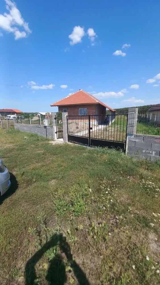 Vând casă în Gelu - Vând casă în localitarea Gelu,construită în anul 2020,în suprafață de 108 mp,2 camere,hol,baie,bucătărie,cămară de alimente,curent,apă,canalizare,faianță,gresie,geamuri,uși termopan,mobilat,gazul urmează să se introducă,respectiv o bucătărie de vară în suprafață de 32 mp,si anexă gospodărească.Suprafața totală 1284 mp.