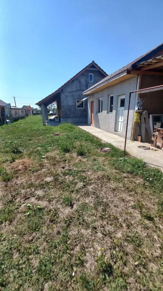 Vând casă în Gelu - Vând casă în localitarea Gelu,construită în anul 2020,în suprafață de 108 mp,2 camere,hol,baie,bucătărie,cămară de alimente,curent,apă,canalizare,faianță,gresie,geamuri,uși termopan,mobilat,gazul urmează să se introducă,respectiv o bucătărie de vară în suprafață de 32 mp,si anexă gospodărească.Suprafața totală 1284 mp.