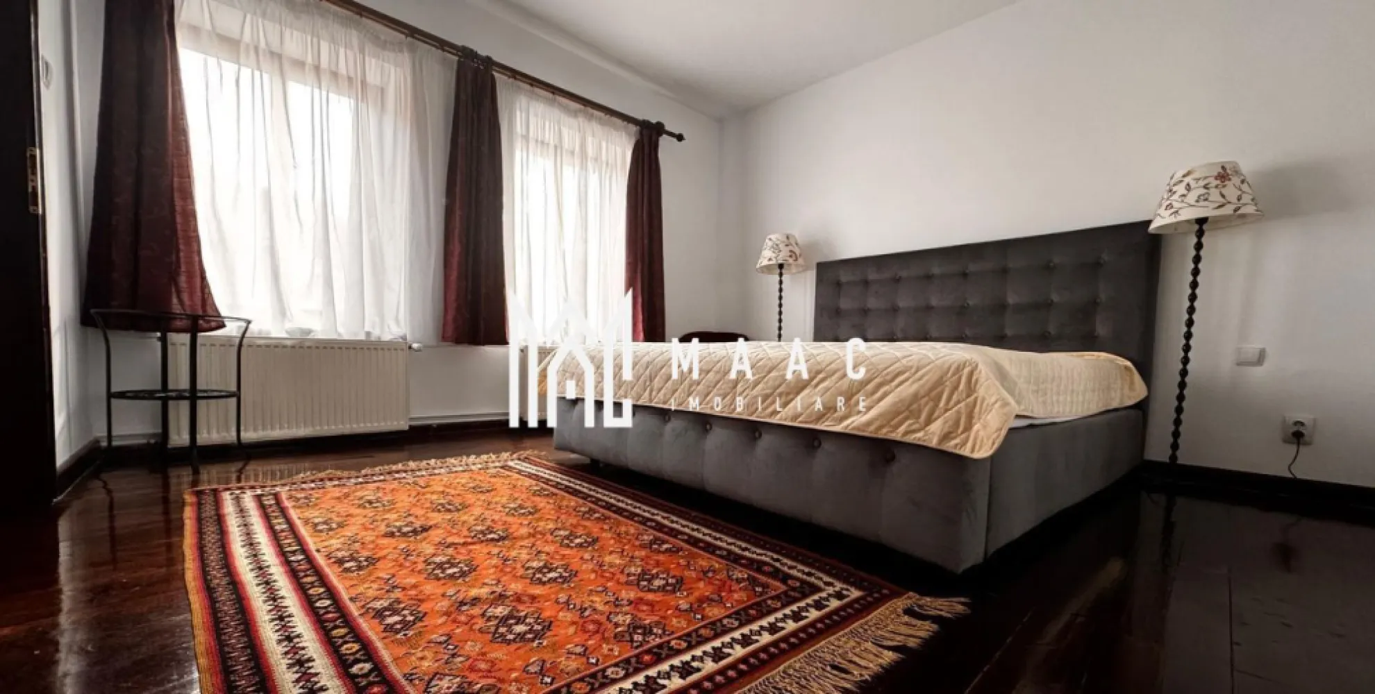 Apartament 3 camere I 90 mpu I 2 Nivele I Zona centrala - MAAC Imobiliare vă propune spre vânzare un apartament cu 3 camere, situat în zona ultracentrală a Sibiului, dispus pe două niveluri (parter + etaj 1), într-un imobil tip casă cu regim de înălțime P+2E, construit în anul 1890 pe structură din cărămidă și beton, consolidat și renovat complet. Proprietatea beneficiază de o poziționare excelentă, la doar 5 minute de mers pe jos de principalele atracții turistice ale orașului, precum Podul Minciunilor, Piața Mică și Piața Mare.

Apartamentul este eficient compartimentat și oferă un ambient elegant, cu finisaje de calitate superioară:
-Parter: bucătărie din lemn masiv complet utilată (cuptor electric, plită pe gaz, hotă, mașină de spălat vase, frigider cu congelator), zonă de dining și baie dotată cu mașină de spălat cu uscător
-Etaj: living spațios și două dormitoare complet mobilate

Locuința se remarcă prin starea excelentă și materialele premium utilizate:
-podele, uși, mobilier și scară interioară din lemn masiv
-placări cu travertin
-ferestre cu geam termopan
-centrală termică pe gaz Viessmann

Apartamentul este pregătit pentru mutare imediată și reprezintă o oportunitate excelentă atât pentru locuire, cât și pentru investiție în regim hotelier, datorită poziției ultracentrale.

Proprietatea se vinde complet mobilată și include:
-cotă parte din pivniță
-3 dependințe pentru depozitare
-cotă parte din curte
-acces la pod

Pentru mai multe detalii, vă rugăm să menționați telefonic că ați văzut anunțul cu CP2524997