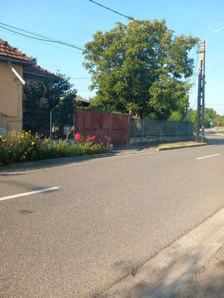 Casă + teren de vânzare - Casă de vânzare cu Su de 52,79 mp si Sc. de 71,60 mp + teren aferent de 197,5 mp având curte comuna cu vecinul situată în Satu Mare, str. Crivățul, nr. 5, jud. Satu Mare.
Casă a fost construită în 1965 este izolată si racordată la toate utilitățile, compusă din 2 camere, hol+baie, geamuri și ușă termopan se află într-o zona liniștită!
Pe teren se află construită o anexă (gen bucatarie de vară) cu posibilitatea de a mai construi încă o casă și a reparcela terenul.
Prețul este negociabil!