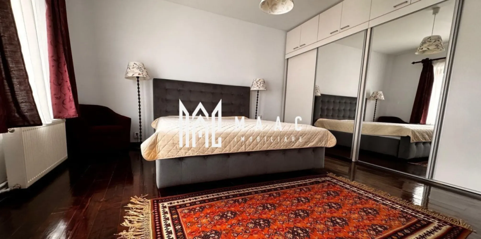 Apartament 3 camere I 90 mpu I 2 Nivele I Zona centrala - MAAC Imobiliare vă propune spre vânzare un apartament cu 3 camere, situat în zona ultracentrală a Sibiului, dispus pe două niveluri (parter + etaj 1), într-un imobil tip casă cu regim de înălțime P+2E, construit în anul 1890 pe structură din cărămidă și beton, consolidat și renovat complet. Proprietatea beneficiază de o poziționare excelentă, la doar 5 minute de mers pe jos de principalele atracții turistice ale orașului, precum Podul Minciunilor, Piața Mică și Piața Mare.

Apartamentul este eficient compartimentat și oferă un ambient elegant, cu finisaje de calitate superioară:
-Parter: bucătărie din lemn masiv complet utilată (cuptor electric, plită pe gaz, hotă, mașină de spălat vase, frigider cu congelator), zonă de dining și baie dotată cu mașină de spălat cu uscător
-Etaj: living spațios și două dormitoare complet mobilate

Locuința se remarcă prin starea excelentă și materialele premium utilizate:
-podele, uși, mobilier și scară interioară din lemn masiv
-placări cu travertin
-ferestre cu geam termopan
-centrală termică pe gaz Viessmann

Apartamentul este pregătit pentru mutare imediată și reprezintă o oportunitate excelentă atât pentru locuire, cât și pentru investiție în regim hotelier, datorită poziției ultracentrale.

Proprietatea se vinde complet mobilată și include:
-cotă parte din pivniță
-3 dependințe pentru depozitare
-cotă parte din curte
-acces la pod

Pentru mai multe detalii, vă rugăm să menționați telefonic că ați văzut anunțul cu CP2524997