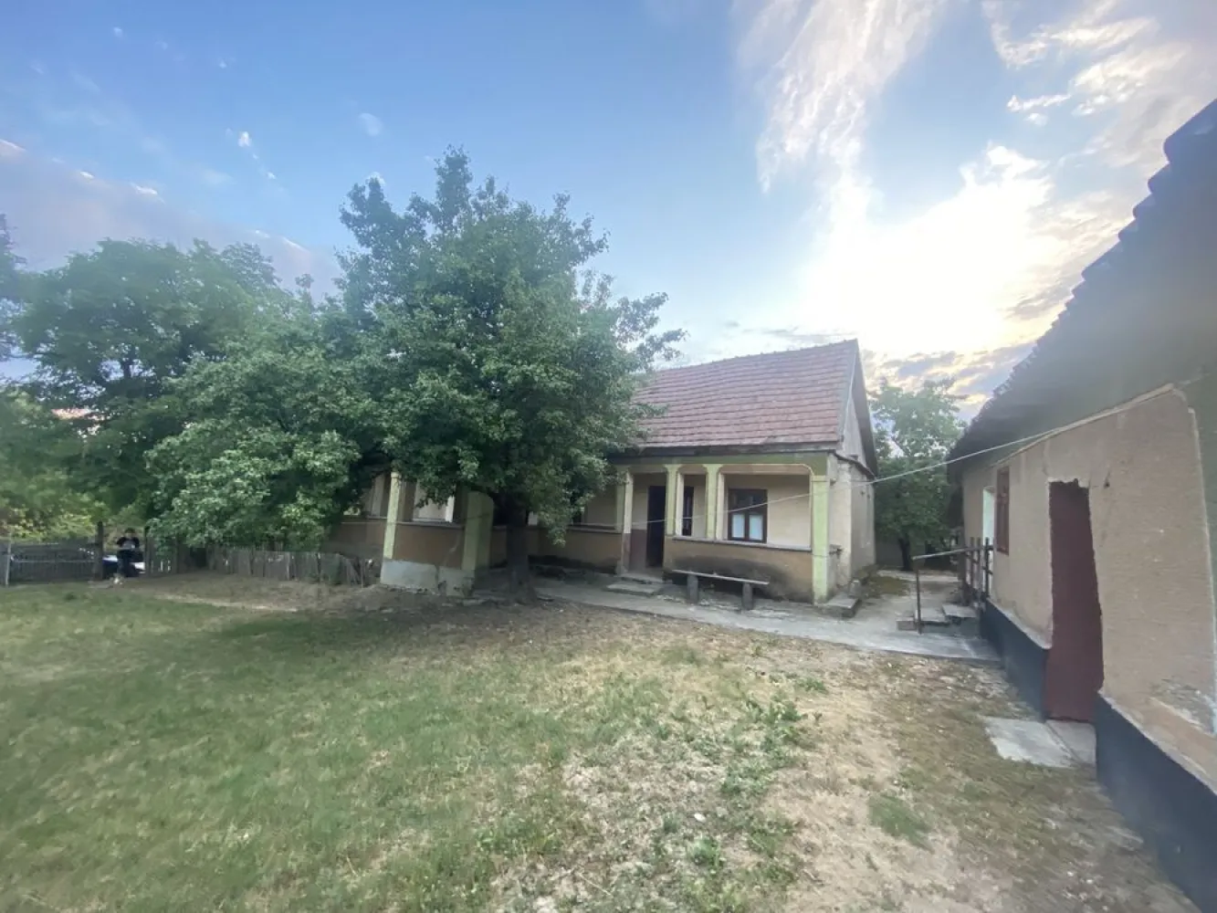 Casa de vanzare, Supuru de Sus - Vând casa in localitatea Supuru de Sus, Jud. Satu Mare, alcătuită din 3 camere spațioase, o Bucătărie + anexe. 
Curtea are o suprafața de 10 ari, iar grădina de 90 ari. ( 1 hectar de teren intravilan, conform CF-ului aferent proprietații).
Pentru mai multe detalii va rugam sa ne contactați la Nr. De telefon 07******72.
