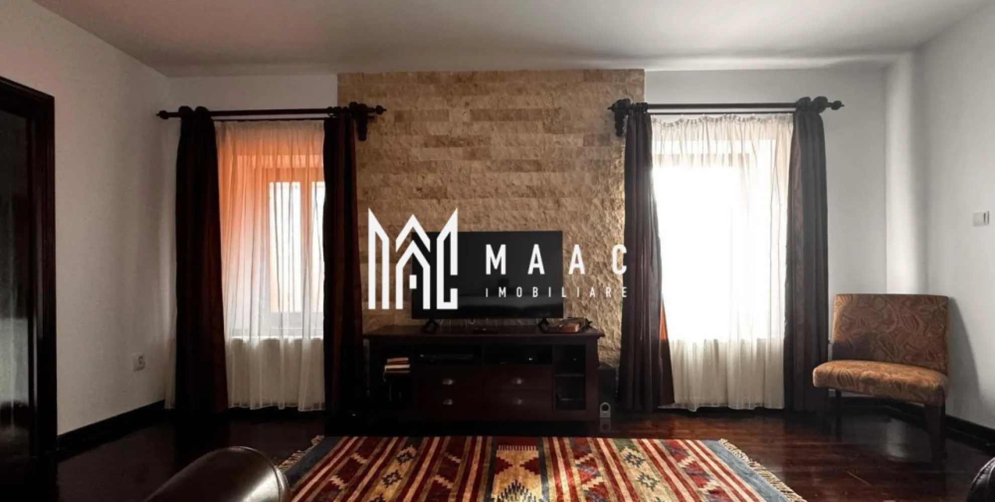 Apartament 3 camere I 90 mpu I 2 Nivele I Zona centrala - MAAC Imobiliare vă propune spre vânzare un apartament cu 3 camere, situat în zona ultracentrală a Sibiului, dispus pe două niveluri (parter + etaj 1), într-un imobil tip casă cu regim de înălțime P+2E, construit în anul 1890 pe structură din cărămidă și beton, consolidat și renovat complet. Proprietatea beneficiază de o poziționare excelentă, la doar 5 minute de mers pe jos de principalele atracții turistice ale orașului, precum Podul Minciunilor, Piața Mică și Piața Mare.

Apartamentul este eficient compartimentat și oferă un ambient elegant, cu finisaje de calitate superioară:
-Parter: bucătărie din lemn masiv complet utilată (cuptor electric, plită pe gaz, hotă, mașină de spălat vase, frigider cu congelator), zonă de dining și baie dotată cu mașină de spălat cu uscător
-Etaj: living spațios și două dormitoare complet mobilate

Locuința se remarcă prin starea excelentă și materialele premium utilizate:
-podele, uși, mobilier și scară interioară din lemn masiv
-placări cu travertin
-ferestre cu geam termopan
-centrală termică pe gaz Viessmann

Apartamentul este pregătit pentru mutare imediată și reprezintă o oportunitate excelentă atât pentru locuire, cât și pentru investiție în regim hotelier, datorită poziției ultracentrale.

Proprietatea se vinde complet mobilată și include:
-cotă parte din pivniță
-3 dependințe pentru depozitare
-cotă parte din curte
-acces la pod

Pentru mai multe detalii, vă rugăm să menționați telefonic că ați văzut anunțul cu CP2524997