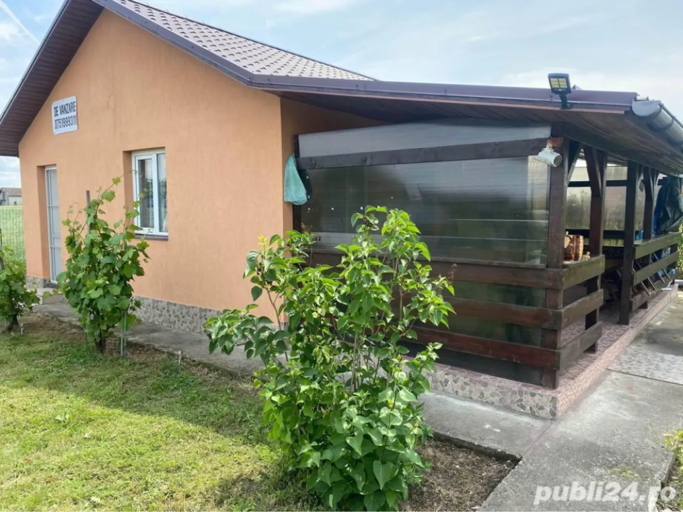 oportunitate cabana la baile termale mihaieni com acas - cabana se afla la 100m de baile termale 
living 2 dormitoare ,baie bucatarie terasa 
peste68mp utili ,500mp teren
fundatie beton,pereti caramida,acoperis tabla, etc