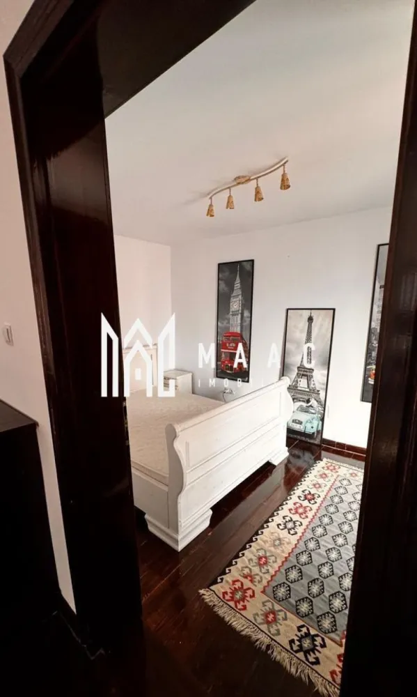 Apartament 3 camere I 90 mpu I 2 Nivele I Zona centrala - MAAC Imobiliare vă propune spre vânzare un apartament cu 3 camere, situat în zona ultracentrală a Sibiului, dispus pe două niveluri (parter + etaj 1), într-un imobil tip casă cu regim de înălțime P+2E, construit în anul 1890 pe structură din cărămidă și beton, consolidat și renovat complet. Proprietatea beneficiază de o poziționare excelentă, la doar 5 minute de mers pe jos de principalele atracții turistice ale orașului, precum Podul Minciunilor, Piața Mică și Piața Mare.

Apartamentul este eficient compartimentat și oferă un ambient elegant, cu finisaje de calitate superioară:
-Parter: bucătărie din lemn masiv complet utilată (cuptor electric, plită pe gaz, hotă, mașină de spălat vase, frigider cu congelator), zonă de dining și baie dotată cu mașină de spălat cu uscător
-Etaj: living spațios și două dormitoare complet mobilate

Locuința se remarcă prin starea excelentă și materialele premium utilizate:
-podele, uși, mobilier și scară interioară din lemn masiv
-placări cu travertin
-ferestre cu geam termopan
-centrală termică pe gaz Viessmann

Apartamentul este pregătit pentru mutare imediată și reprezintă o oportunitate excelentă atât pentru locuire, cât și pentru investiție în regim hotelier, datorită poziției ultracentrale.

Proprietatea se vinde complet mobilată și include:
-cotă parte din pivniță
-3 dependințe pentru depozitare
-cotă parte din curte
-acces la pod

Pentru mai multe detalii, vă rugăm să menționați telefonic că ați văzut anunțul cu CP2524997