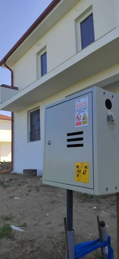 Casă nouă de vânzare - De vânzare casă cu etaj compusă din 3 dormitoare cu ieșire la trei baloane care sunt gresiate și o baie iar la parter este o bucătărie, o baie, o cameră de zi încăpătoare cu ieșire la terasă. 
Pe exterior casa izolată cu polistiren de 10cm iar pe interior este tencuită mecanizat. Suprafața terenului este de 250mp. Casa este branșată la toate utilitățile (apă, canal, gaz, curent) 
Casa este situată în localitatea Odoreu!...cu acces de pe str. Principală
Se acceptă orice tip de finanțare!!! 
Preț 62900euro