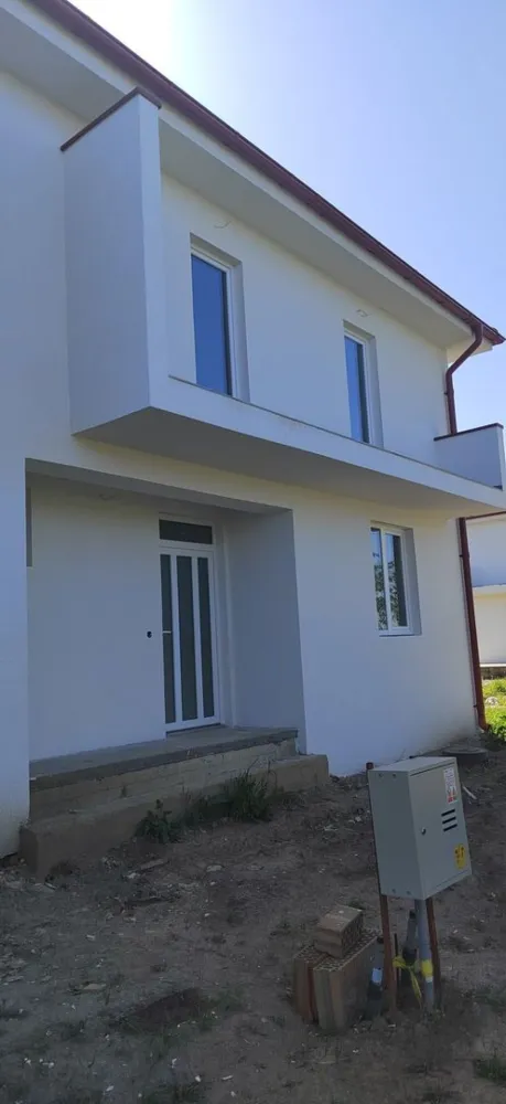 Casă nouă de vânzare - De vânzare casă cu etaj compusă din 3 dormitoare cu ieșire la trei baloane care sunt gresiate și o baie iar la parter este o bucătărie, o baie, o cameră de zi încăpătoare cu ieșire la terasă. 
Pe exterior casa izolată cu polistiren de 10cm iar pe interior este tencuită mecanizat. Suprafața terenului este de 250mp. Casa este branșată la toate utilitățile (apă, canal, gaz, curent) 
Casa este situată în localitatea Odoreu!...cu acces de pe str. Principală
Se acceptă orice tip de finanțare!!! 
Preț 62900euro