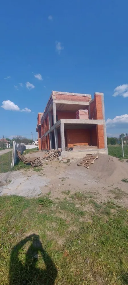 Vând casă în roșu la Viile Satu Mare - Va oferim spre vânzare o casă în roșu în Viile Satu Mare . Acest imobil are acces din doua strazi. Este situată în prima parte a comunei la drumul principal iar pe partea dreaptă exista un drum secundar de unde se poate face intrarea în curte cu autoturismul. Având o suprafață destul de mare de 300 mp si o amplasare foarte bună ofera diverse posibilități. Poate fi facuta usor ca duplex, sediu firma, clinică, spațiu comercial, birouri etc cu o curte generoasa pentru locuri de parcare sau spatii verzi pentru relaxare.... Pretul de vanzare este atractiv si pentr investitorii fiind un pret foarte accesibil si cu ușurință poate aduce profit. Prețul de vânzare este de 75.000 euro usor negociabil. Info la tel 07******72