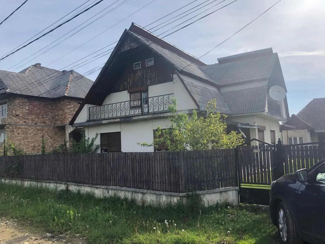 Casa de vanzare in loc. Crucisor - Vând casă 178mp total teren8389mp canalizare gaz apă rețea curen cu anexe șură,bucătărie de vară două garaje ,depozit 147mp balta de pescuit în com Crucisor, loc. Crucisor, Jud Satu Mare tel 07******79 preț 93000 euro, negociabil