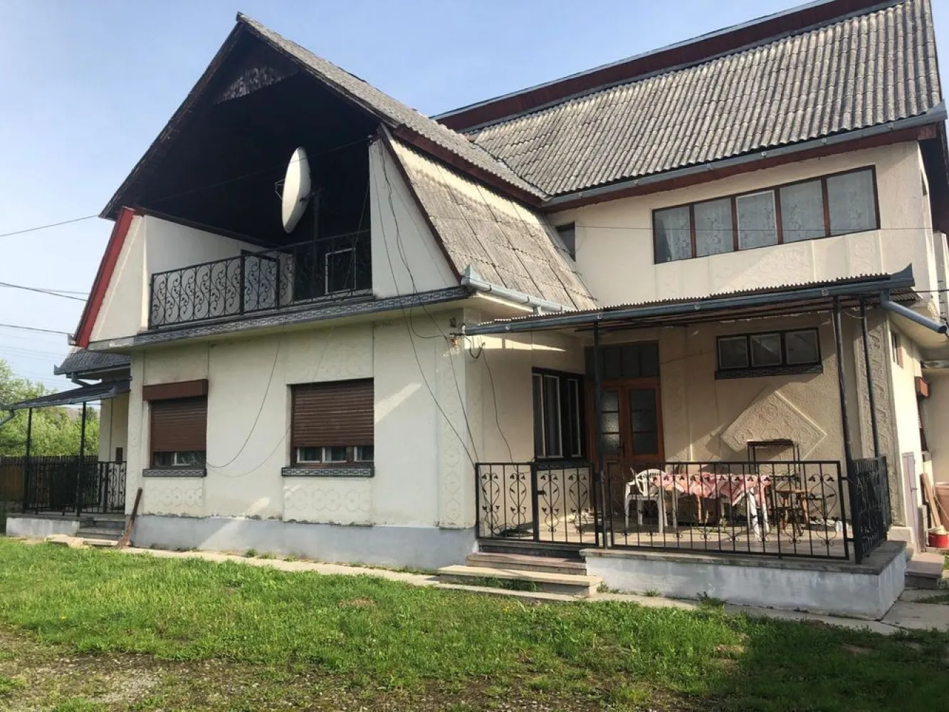 Casa de vanzare in loc. Crucisor - Vând casă 178mp total teren8389mp canalizare gaz apă rețea curen cu anexe șură,bucătărie de vară două garaje ,depozit 147mp balta de pescuit în com Crucisor, loc. Crucisor, Jud Satu Mare tel 07******79 preț 93000 euro, negociabil
