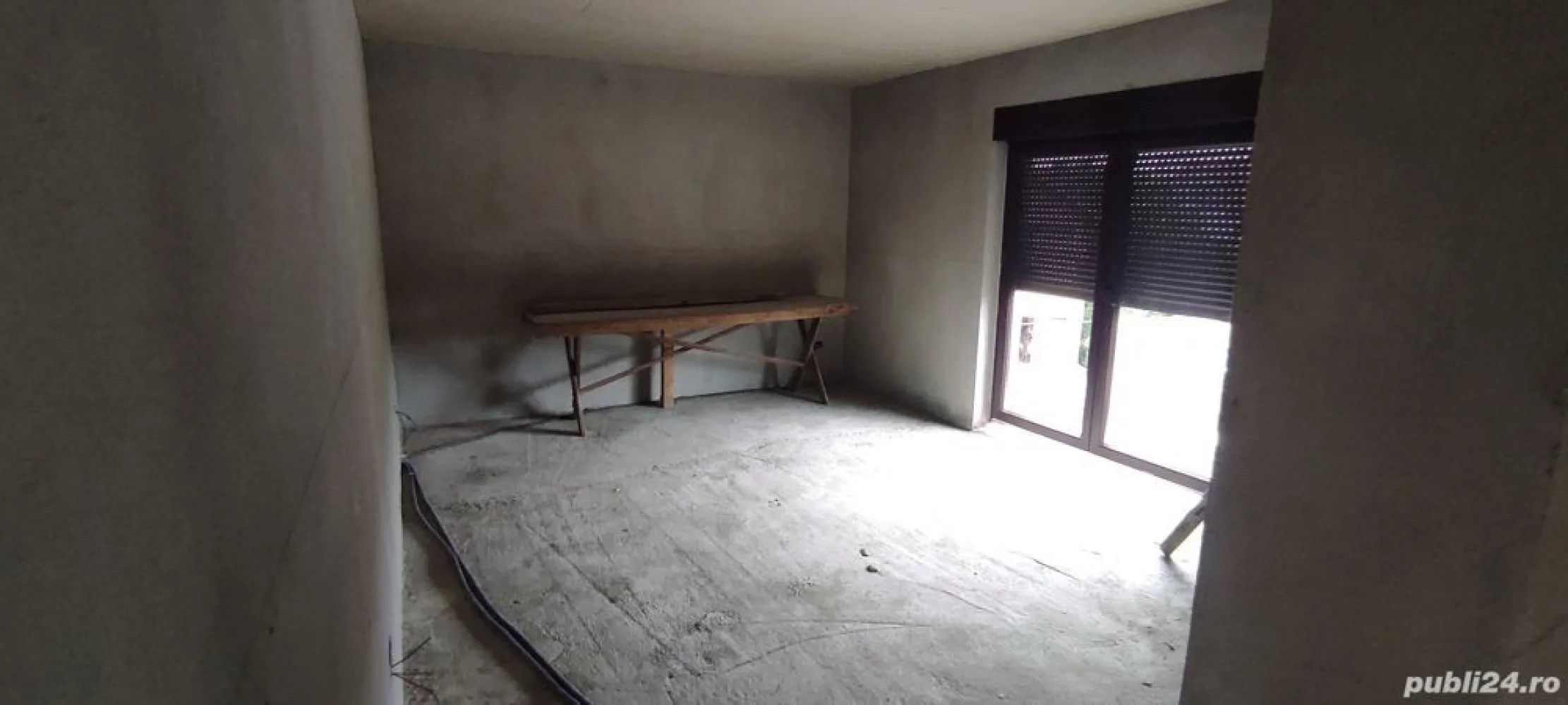 BRASADAS vinde casa in zona Drexlmaier. - Agentia Imobiliara BRASADAS vinde casa cu etaj 198 mp semifinisata cu 3 camere, living, 2 bai , bucătărie, beci, și anexa o casa cu 2 camere bucătărie și baie + garaj. 
Suprafață teren 5.5 ari, in zona foarte buna și linistita.
Www.brasadas.com