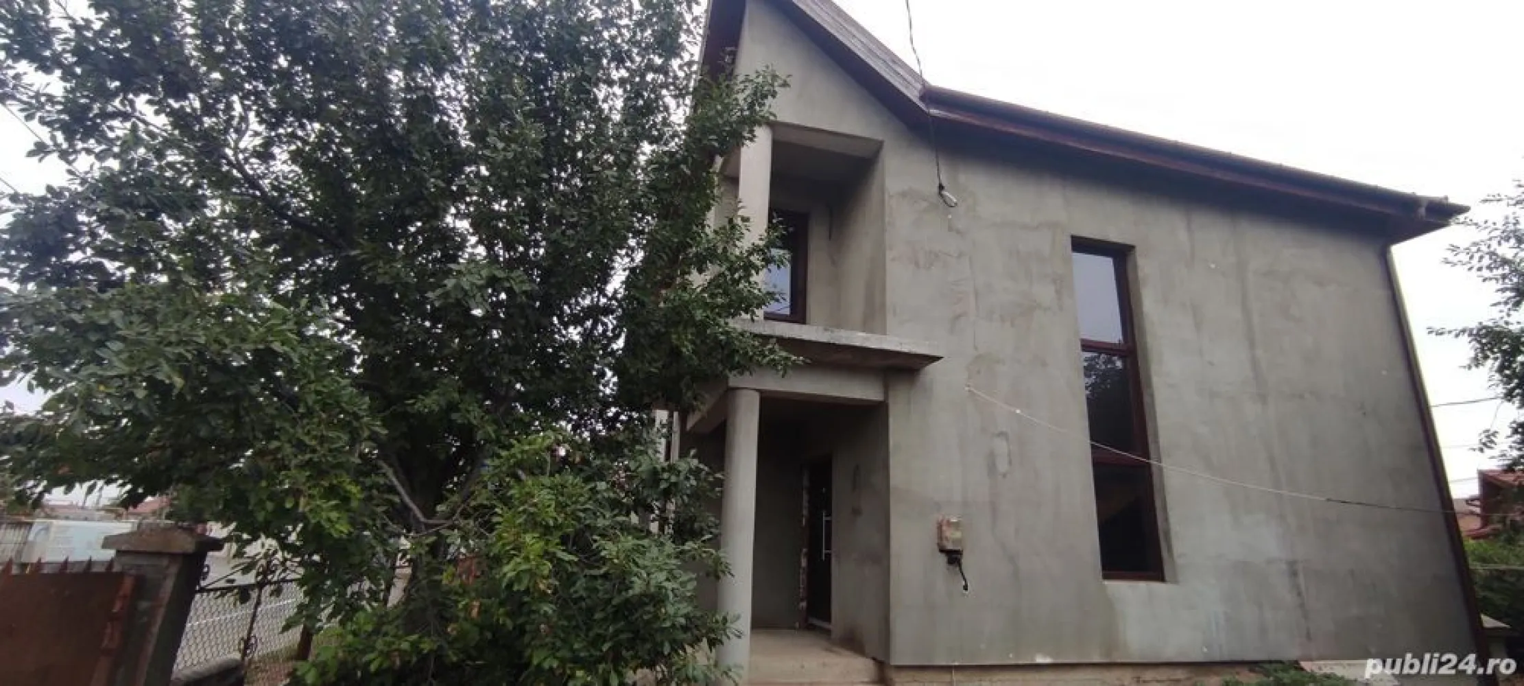 BRASADAS vinde casa in zona Drexlmaier. - Agentia Imobiliara BRASADAS vinde casa cu etaj 198 mp semifinisata cu 3 camere, living, 2 bai , bucătărie, beci, și anexa o casa cu 2 camere bucătărie și baie + garaj. 
Suprafață teren 5.5 ari, in zona foarte buna și linistita.
Www.brasadas.com