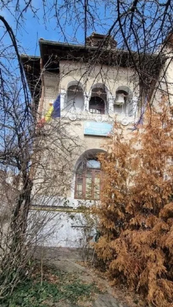 Casa De Vanzare Str Tepes Voda - Casa de Vanzare in Bucuresti, sector 2, Str Tepes nr 7, langa Str Traian.
Casa are urmatorele caracteristici prinicipale:
- Subsol: suprafata contstruita ~68 mp
- Parter: suprafata construita ~ 140 mp
- Etaj: suprafata construita ~ 140 mp
- Mansarda si pod: ~22 mp

Cu teren si gradina de 365 mp

Adresa este str Tepes Voda nr. 7