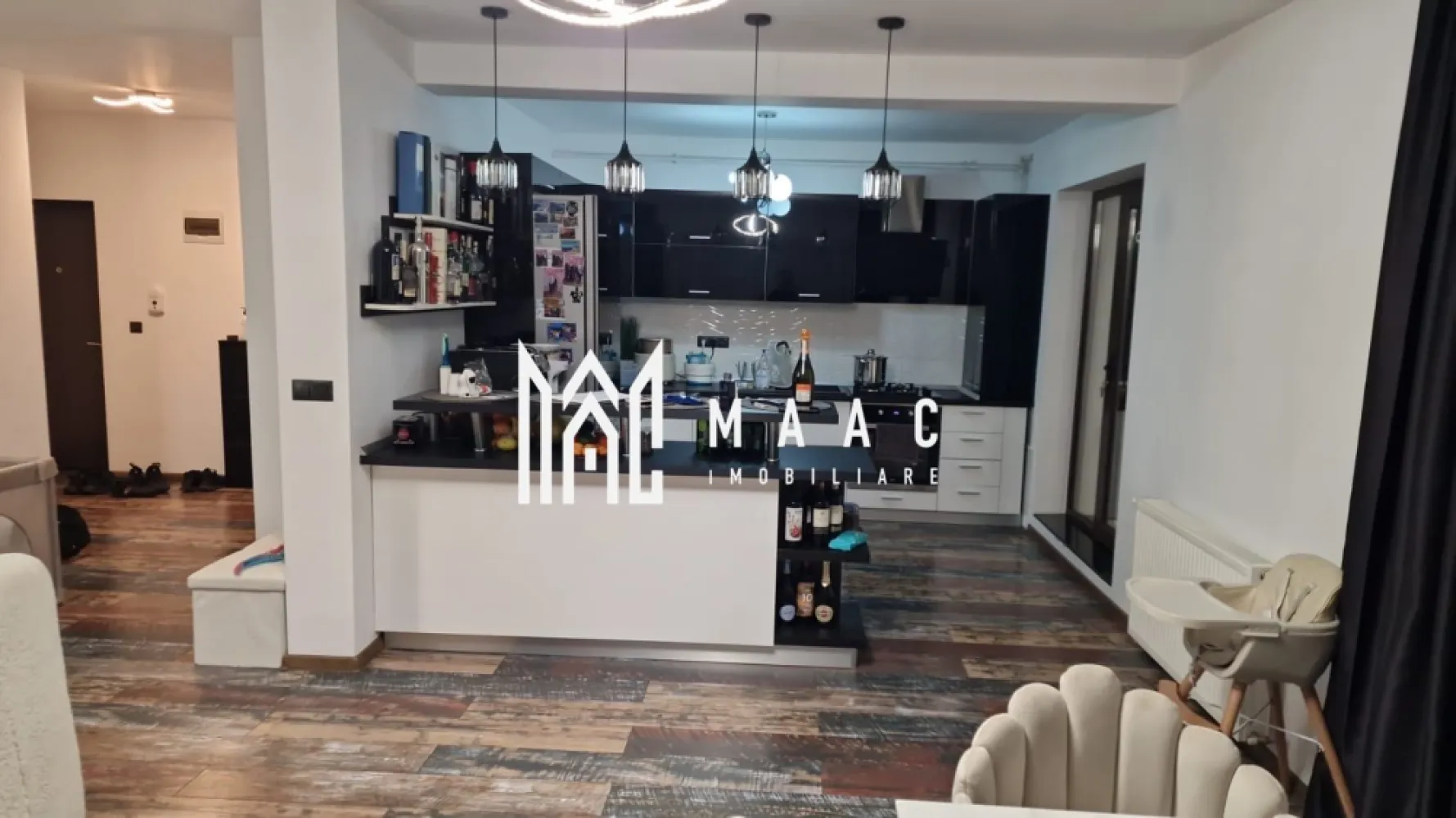 Penthouse 3 camere I 95 MPU I 2 Terase I Selimbar - 🌟 MAAC Imobiliare vă propune spre vânzare un penthouse spectaculos, situat în Șelimbăr, la etaj retras (3/3), cu o panoramă superbă asupra Munților Făgăraș.

📐 Suprafață generoasă și compartimentare ideală:
• 2 dormitoare, dintre care unul cu baie proprie și fereastră de aerisire
• Living spațios cu bucătărie open-space
• Încă o baie complet utilată
• 2 terase:
 ◦ una de 40 mp, avand un foișor închis, încălzit, cu șemineu electric – perfect pentru relaxare sau zonă de fumat
 ◦ una de 15 mp, ideală pentru momentele de liniște în aer liber

☀️ Orientarea și etajul retras oferă luminozitate naturală excelentă și vedere panoramică de excepție.

🏡 Un imobil modern, într-o zonă rezidențială liniștită, ideal atât ca locuință permanentă, cât și ca investiție pentru închiriere în regim hotelier.

📞Pentru mai multe informații și programări la vizionare, vă rugăm să menționați ID anunț: CP2524703