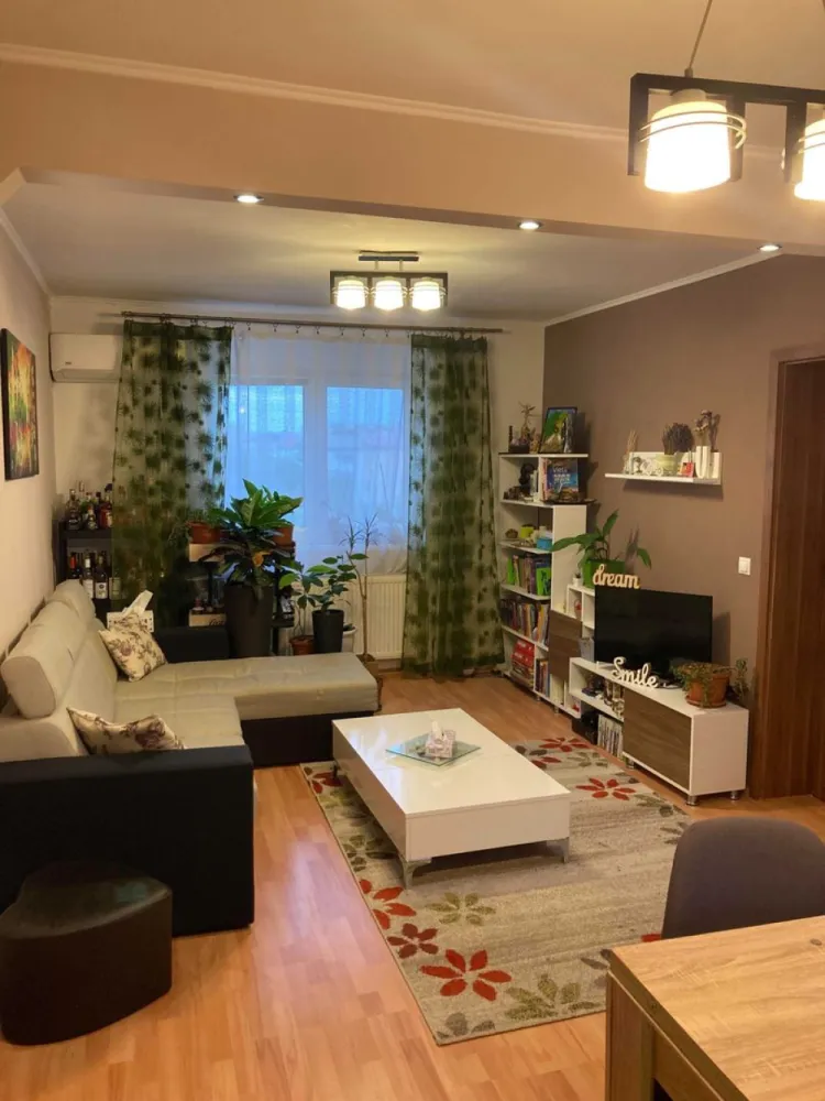 Apartament 3 camere - Vand apartament cu 3 camere, semidecomandat, pe strada Arinului colt cu Careiului, etajul 4, cu acoperis, din caramida. 
Apartamentul a fost renovat complet : instalatia electrica schimbata, geamuri termopane, centrala termica, aer conditionat. 
Balcon, beci privat de 6mp cu curent gresie rafturi, uscatorie comuna pentru depozitare.
Este situat intr-o zona linistita cu o priveliste minunata.
Este complet mobilat si utilat gata sa te primeasca.
In apropiere este Auchan, KFC, benzinărie, spital, piata, statie de bus in fata scarii, scoala. 
Cine este interesat il rog sa ma contacteze la nr. de tel. 07******79 sau 07******63.