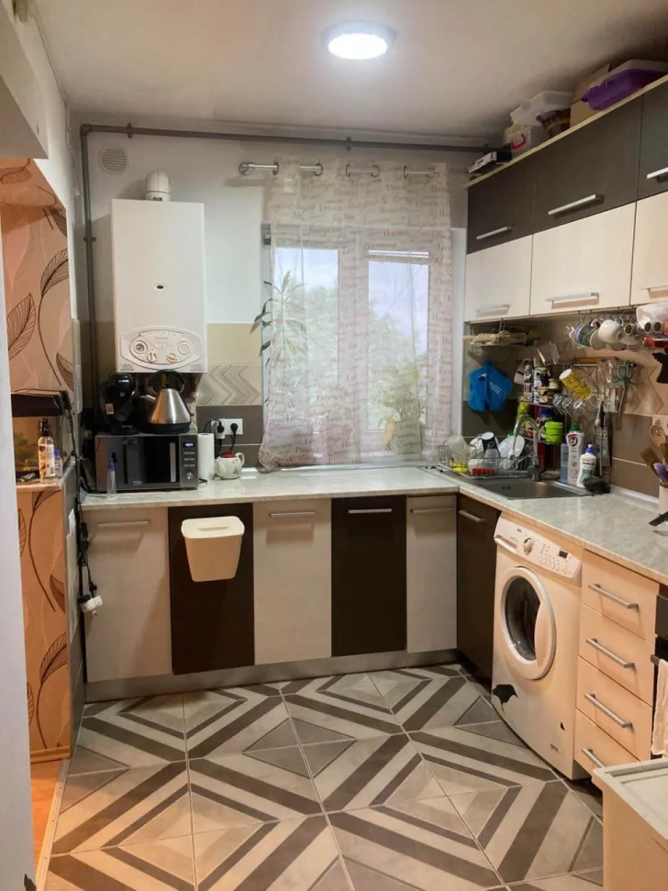 Apartament 3 camere - Vand apartament cu 3 camere, semidecomandat, pe strada Arinului colt cu Careiului, etajul 4, cu acoperis, din caramida. 
Apartamentul a fost renovat complet : instalatia electrica schimbata, geamuri termopane, centrala termica, aer conditionat. 
Balcon, beci privat de 6mp cu curent gresie rafturi, uscatorie comuna pentru depozitare.
Este situat intr-o zona linistita cu o priveliste minunata.
Este complet mobilat si utilat gata sa te primeasca.
In apropiere este Auchan, KFC, benzinărie, spital, piata, statie de bus in fata scarii, scoala. 
Cine este interesat il rog sa ma contacteze la nr. de tel. 07******79 sau 07******63.