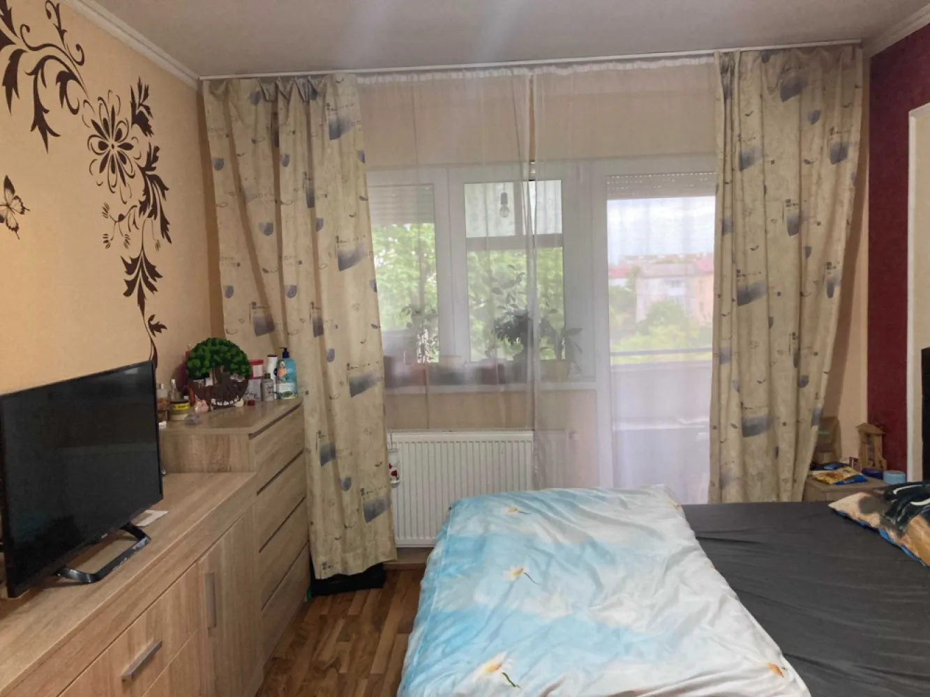 Apartament 3 camere - Vand apartament cu 3 camere, semidecomandat, pe strada Arinului colt cu Careiului, etajul 4, cu acoperis, din caramida. 
Apartamentul a fost renovat complet : instalatia electrica schimbata, geamuri termopane, centrala termica, aer conditionat. 
Balcon, beci privat de 6mp cu curent gresie rafturi, uscatorie comuna pentru depozitare.
Este situat intr-o zona linistita cu o priveliste minunata.
Este complet mobilat si utilat gata sa te primeasca.
In apropiere este Auchan, KFC, benzinărie, spital, piata, statie de bus in fata scarii, scoala. 
Cine este interesat il rog sa ma contacteze la nr. de tel. 07******79 sau 07******63.