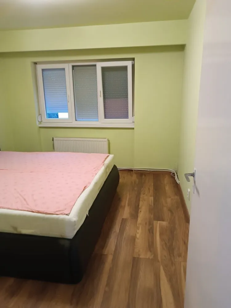 Apartament 3 camere, Aleea Ipotesti, Solidaritatii - Agentia Imobiliara BRASADAS vinde apartament cu 3 camere etaj 3/4, bloc din caramida, suprafata utila 66m2, impreuna cu Garaj (cu C.F) situat in Cartierul Solidaritatii.
Apartamentul dispune de 3 camere decomandate, baie, bucătărie, balcon închis cu geamuri termopan. Se vinde cu electrocasnice si mobilierul din poze. Include beci.
Se vinde doar impreuna cu garajul din fata blocului
Incalzire centrala termică gaz. 
Aer conditionat mini split.
Www.brasadas.com.