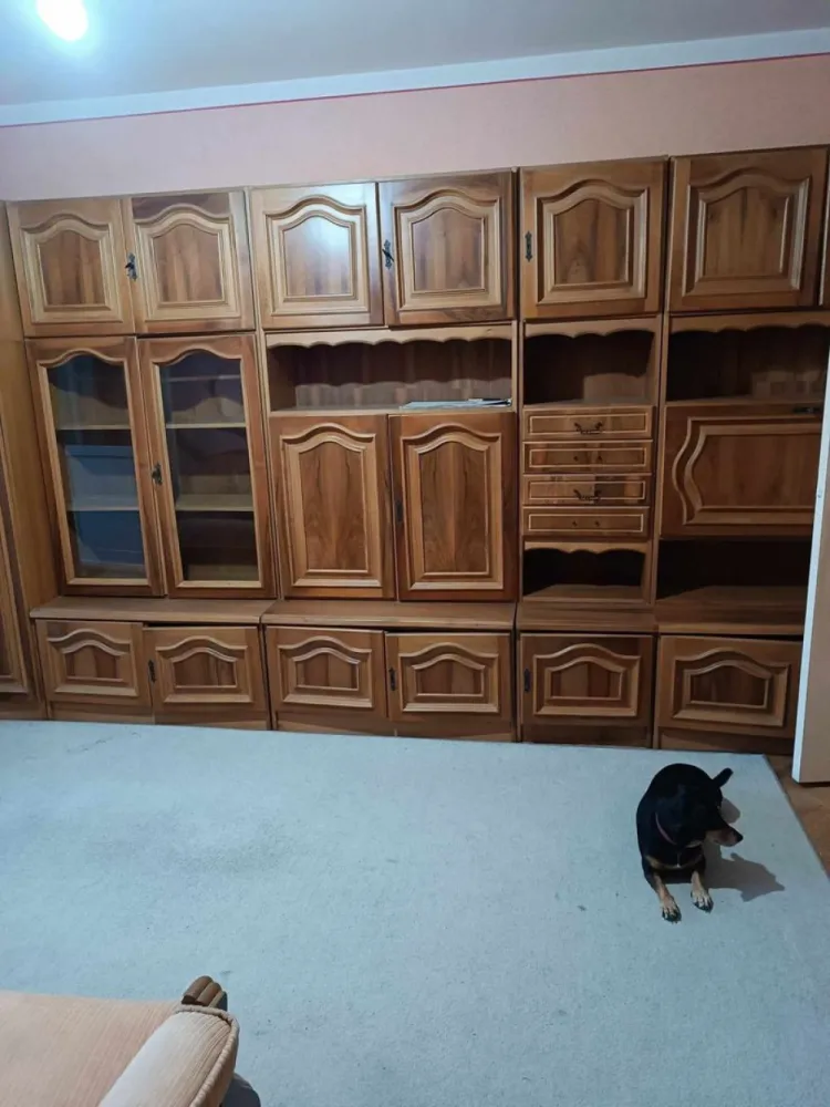 Apartament 3 camere, Aleea Ipotesti, Solidaritatii - Agentia Imobiliara BRASADAS vinde apartament cu 3 camere etaj 3/4, bloc din caramida, suprafata utila 66m2, impreuna cu Garaj (cu C.F) situat in Cartierul Solidaritatii.
Apartamentul dispune de 3 camere decomandate, baie, bucătărie, balcon închis cu geamuri termopan. Se vinde cu electrocasnice si mobilierul din poze. Include beci.
Se vinde doar impreuna cu garajul din fata blocului
Incalzire centrala termică gaz. 
Aer conditionat mini split.
Www.brasadas.com.