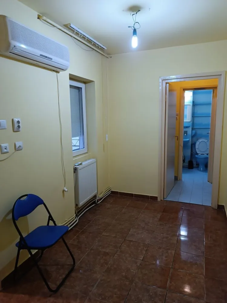 Apartament 3 camere, Aleea Ipotesti, Solidaritatii - Agentia Imobiliara BRASADAS vinde apartament cu 3 camere etaj 3/4, bloc din caramida, suprafata utila 66m2, impreuna cu Garaj (cu C.F) situat in Cartierul Solidaritatii.
Apartamentul dispune de 3 camere decomandate, baie, bucătărie, balcon închis cu geamuri termopan. Se vinde cu electrocasnice si mobilierul din poze. Include beci.
Se vinde doar impreuna cu garajul din fata blocului
Incalzire centrala termică gaz. 
Aer conditionat mini split.
Www.brasadas.com.