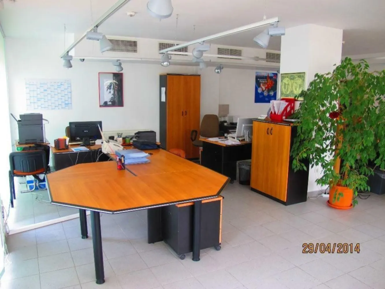 OCAZIE Spatiu Comercial Herastrau/Aviatiei - OCAZIE Se vinde spatiu comercial în zona Herastrau, bloc nou an 2006, suprafață imensa - 188mp utili.
Avem 139mp parter si 49mp subsol, centrala proprie pe gaz, retea climatizare, contract de inchiriere existent pana in 2028. 
Pret 395000EUR