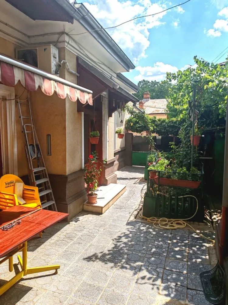 Toamnei, Bucuresti sector 2 - Particular ofer spre vanzare o casa individuala, singur in curte si fara risc seismic, situata la intersectia strazii Mihai Eminescu cu strada Toamnei, intr-o zona extrem de atractiva si in acelasi timp linistita si aerisita cu acces rapid si facil la Soseaua Stefan cel Mare, precum si la Calea MOSILOR. 
Casa este Sb+P+1+M si este formata din: 5 camere, 2 bai, o bucatarie, pivnita, camara si pod pe toata suprafata casei ce poate fi mansardat. Imobilul dispune, de asemenea, de curte si propriul garaj. 

Casa este construita in 1935 din caramida, de a lungul timpului a fost refacuta tencuiala cu glet, instalatiile sanitare, a fost montata centrala proprie pe gaz, curte reamenajata si cu garaj inchis. Casa are doua intrari separate si poate fi impartita in 2 parti daca se doreste o inchiriere a imobilului. 

Suprafata din acte a imobilului este de 206 mp, din care suprafata construita la sol de 115mp, iar curte are suprafata de 91 mp. Suprafata total construita desfasurata este de 164 mp. 

Pozitionarea favorabila este sustinuta de accesul facil spre punctele de interes ale zonei: metrou Bucur Obor, la 10 minute, multiple statii STB, Parcul Ioanid, Piata Obor, Piata Romana la 10-15 minute de mers pe jos. 

Va astept sa descoperiti si alte avantaje ale acestei minunate proprietati situata in inima capitalei. 

Pentru mai multe detalii, nu ezitati sa ma contactati telefonic la nr: 0773959866