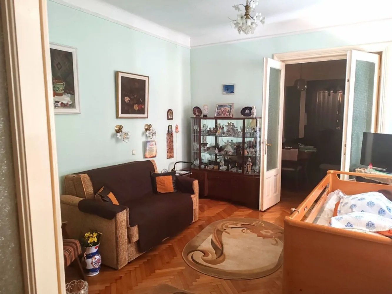 Toamnei, Bucuresti sector 2 - Particular ofer spre vanzare o casa individuala, singur in curte si fara risc seismic, situata la intersectia strazii Mihai Eminescu cu strada Toamnei, intr-o zona extrem de atractiva si in acelasi timp linistita si aerisita cu acces rapid si facil la Soseaua Stefan cel Mare, precum si la Calea MOSILOR. 
Casa este Sb+P+1+M si este formata din: 5 camere, 2 bai, o bucatarie, pivnita, camara si pod pe toata suprafata casei ce poate fi mansardat. Imobilul dispune, de asemenea, de curte si propriul garaj. 

Casa este construita in 1935 din caramida, de a lungul timpului a fost refacuta tencuiala cu glet, instalatiile sanitare, a fost montata centrala proprie pe gaz, curte reamenajata si cu garaj inchis. Casa are doua intrari separate si poate fi impartita in 2 parti daca se doreste o inchiriere a imobilului. 

Suprafata din acte a imobilului este de 206 mp, din care suprafata construita la sol de 115mp, iar curte are suprafata de 91 mp. Suprafata total construita desfasurata este de 164 mp. 

Pozitionarea favorabila este sustinuta de accesul facil spre punctele de interes ale zonei: metrou Bucur Obor, la 10 minute, multiple statii STB, Parcul Ioanid, Piata Obor, Piata Romana la 10-15 minute de mers pe jos. 

Va astept sa descoperiti si alte avantaje ale acestei minunate proprietati situata in inima capitalei. 

Pentru mai multe detalii, nu ezitati sa ma contactati telefonic la nr: 0773959866