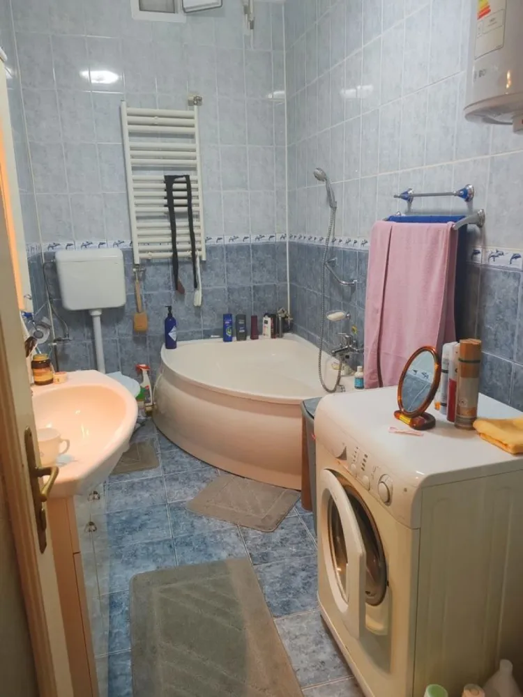 Toamnei, Bucuresti sector 2 - Particular ofer spre vanzare o casa individuala, singur in curte si fara risc seismic, situata la intersectia strazii Mihai Eminescu cu strada Toamnei, intr-o zona extrem de atractiva si in acelasi timp linistita si aerisita cu acces rapid si facil la Soseaua Stefan cel Mare, precum si la Calea MOSILOR. 
Casa este Sb+P+1+M si este formata din: 5 camere, 2 bai, o bucatarie, pivnita, camara si pod pe toata suprafata casei ce poate fi mansardat. Imobilul dispune, de asemenea, de curte si propriul garaj. 

Casa este construita in 1935 din caramida, de a lungul timpului a fost refacuta tencuiala cu glet, instalatiile sanitare, a fost montata centrala proprie pe gaz, curte reamenajata si cu garaj inchis. Casa are doua intrari separate si poate fi impartita in 2 parti daca se doreste o inchiriere a imobilului. 

Suprafata din acte a imobilului este de 206 mp, din care suprafata construita la sol de 115mp, iar curte are suprafata de 91 mp. Suprafata total construita desfasurata este de 164 mp. 

Pozitionarea favorabila este sustinuta de accesul facil spre punctele de interes ale zonei: metrou Bucur Obor, la 10 minute, multiple statii STB, Parcul Ioanid, Piata Obor, Piata Romana la 10-15 minute de mers pe jos. 

Va astept sa descoperiti si alte avantaje ale acestei minunate proprietati situata in inima capitalei. 

Pentru mai multe detalii, nu ezitati sa ma contactati telefonic la nr: 0773959866