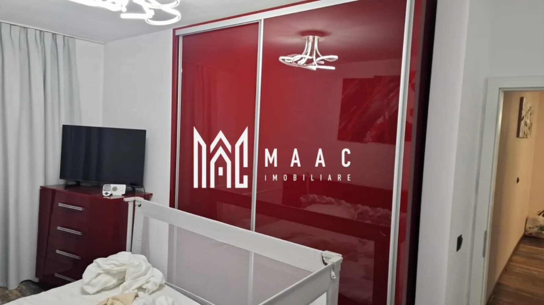 Penthouse 3 camere I 95 MPU I 2 Terase I Selimbar - 🌟 MAAC Imobiliare vă propune spre vânzare un penthouse spectaculos, situat în Șelimbăr, la etaj retras (3/3), cu o panoramă superbă asupra Munților Făgăraș.

📐 Suprafață generoasă și compartimentare ideală:
• 2 dormitoare, dintre care unul cu baie proprie și fereastră de aerisire
• Living spațios cu bucătărie open-space
• Încă o baie complet utilată
• 2 terase:
 ◦ una de 40 mp, avand un foișor închis, încălzit, cu șemineu electric – perfect pentru relaxare sau zonă de fumat
 ◦ una de 15 mp, ideală pentru momentele de liniște în aer liber

☀️ Orientarea și etajul retras oferă luminozitate naturală excelentă și vedere panoramică de excepție.

🏡 Un imobil modern, într-o zonă rezidențială liniștită, ideal atât ca locuință permanentă, cât și ca investiție pentru închiriere în regim hotelier.

📞Pentru mai multe informații și programări la vizionare, vă rugăm să menționați ID anunț: CP2524703