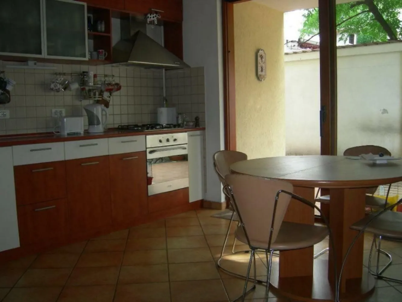 Vilă de vânzare în Sectorul 2, locuit plus potenţial pentru venit pasiv - Casă construită în 2003, cu grijă, materiale de calitate şi drag să locuiesc în ea, şi nu numai. 
Plasată în zonă centrală, între Calea Călăraşi şi Bulevardul Pache Protopopescu, o casă luminoasă, arhitectură modernă, în stil minimalist, pater + etaj, cu o suprafaţă construită de 189 m2 pe un teren de 183 m2 (199 m2 în actele de proprietate). Amprenta la sol este de 89,4 m2 lăsând aproape 94 m2 de curte, inclusiv loc pentru parcat două maşini.
Particularitatea casei este împărţirea în două părţi distincte, una întinsă pe o parte a parterului si etaj destinată pentru locuit şi o parte, de aproape 60 m2 la parter amenajată în cabinet pentru profesie liberală.
Cele două părţi sunt complet separate, cu întrări, curţi, centrale termice şi contorizare utilităţi separate. Ele pot fi pastrate separat sau transformate intr-un singur spatiu.
Casa este finalizată cu terasă (nu acorperiş) izolată termic cu polistiren de 10 mm grosime, plasă si pietris. Şapa are decupaj care permite extinderea cu încă un etaj/mansarda. În prezent, decupajul respectiv este acoperit de ferestre Velux care asigură lumină naturală pe scara de acces la etaj.
Casa este izolată termic cu polistiren de 5 mm grosime. 

Partea pentru locuit este împărţită după cum urmează (dimensiuni rotunjite): 
- parter: bucătărie/sufragerie (16 m2), toaletă (2,5m2), spaţiu sub scară utilizabil SAS, cameră tehnică (centrala termică+boiler)/cămară, terasă 20m2, curte de aproximativ 85 m2. Poarta de acces în curte este deservită de interfon cu deschidere atât de la parter cât şi de la etaj.
- etaj: living (27 m2), spaţiu circulaţii (14 m2), baie (7 m2), dormitor 1 (16 m2) + dressing (5 m2), dormitor 2 (14 m2).

Partea de cabinet (sau un apartament cu un dormitor) are următoarele spaţii: curte+terasă de acces (9m2), hol+living/sală de aşteptare (19m2), baie/ cabinet 1 (5 m2), SAS +toaletă (4 m2), bucătărie+sufragerie/cabinet 2 (14 m2), dormitor/cabinet 3 (11 m2). Poarta de acces în curte este deservită de interfon plus acces cu cartelă/cod. 
Convenabil plasată pentru vizibilitate şi acces uşor (staţie troleibus la 30 m). 
Hala Traian la 500 m, Kaufland la 300 m, Mall Vitan la 2 km, Scoala Iancului, Colegiul Mihai Viteazu, Facultatea de Inginerie a Instalaţiilor, Universitatea Naţională de Arte Teatrale şi Film, Universitatea Hyperion, toate pe o rază de 1 km.
Dotata cu instalatie de supraveghere video si aparate de aer conditionat.

Imobilul se vinde cu tot ce are in dotare, inclusiv mobilier deci poate fi utilizata imediat, cu minim efort. 
Poate fi interesant si ca investitie deoarece ambele parti pot fi inchiriate, aducand un venit lunar de peste 1500 euro.

Cei interesaţi, vă rog să mă contactaţi pe adresa de e-mail sau prin mesaj WhatsApp .