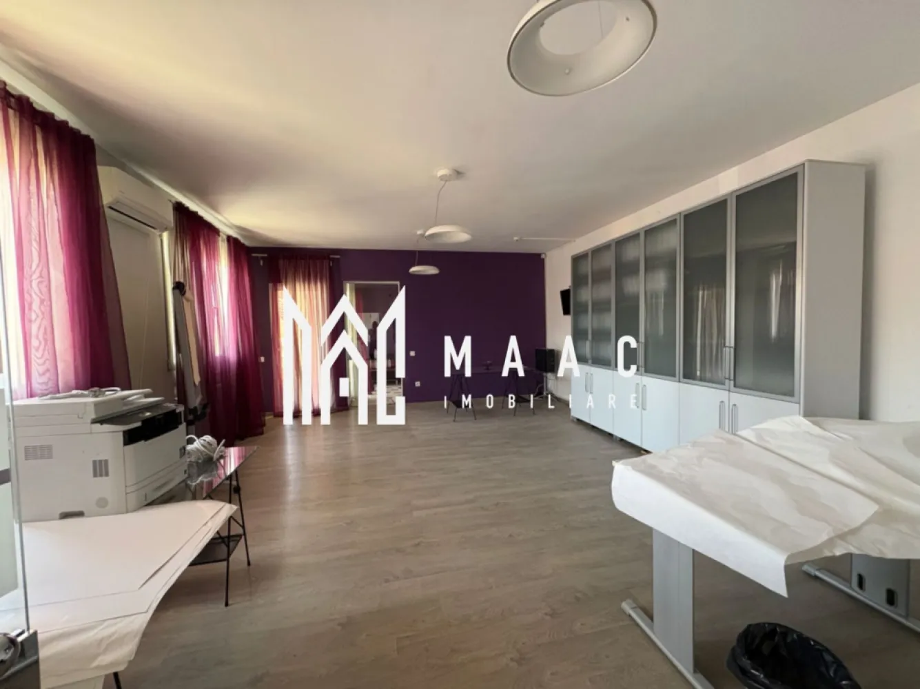 Proprietate ultracentrală cu potențial mixt – 1285 mp, acces dublu - MAAC imobiliare va propune spre vânzare o proprietate deosebită, amplasată strategic în inima zonei istorice din Sibiu, în imediata apropiere a Piața Cibin, una dintre cele mai dinamice și autentice zone ale orașului.

Imobilul dispune de o suprafață utilă generoasă de 1285 mp, desfășurată pe două niveluri, beneficiind de acces din două străzi – un avantaj rar întâlnit care oferă flexibilitate maximă în utilizare și compartimentare. Proprietatea este racordată la toate utilitățile și a funcționat până în prezent ca spațiu de producție (marochinărie), fiind pregătită pentru reconversie rapidă.

Datorită poziției ultracentrale și a configurației versatile, această clădire reprezintă o oportunitate excelentă de investiție, pretându-se pentru o gamă largă de destinații:
– dezvoltare rezidențială (apartamente tip loft sau boutique)
– spații comerciale sau showroom-uri premium
– pensiune/hotel boutique în contextul turistic puternic al orașului
– birouri sau hub creativ
– centru medical, educațional sau mixt

Zona în care este situată proprietatea este una cu trafic intens, atât pietonal cât și auto, oferind vizibilitate ridicată și acces facil către principalele puncte de interes ale orașului. Arhitectura și suprafața generoasă permit recompartimentări moderne, adaptate cerințelor actuale de piață.

Această proprietate este alegerea ideală pentru investitori care caută un activ valoros, cu potențial ridicat de dezvoltare într-una dintre cele mai căutate zone din Sibiu.

Pentru mai multe detalii precizați că ați văzut anunțul cu ID: CP3066989