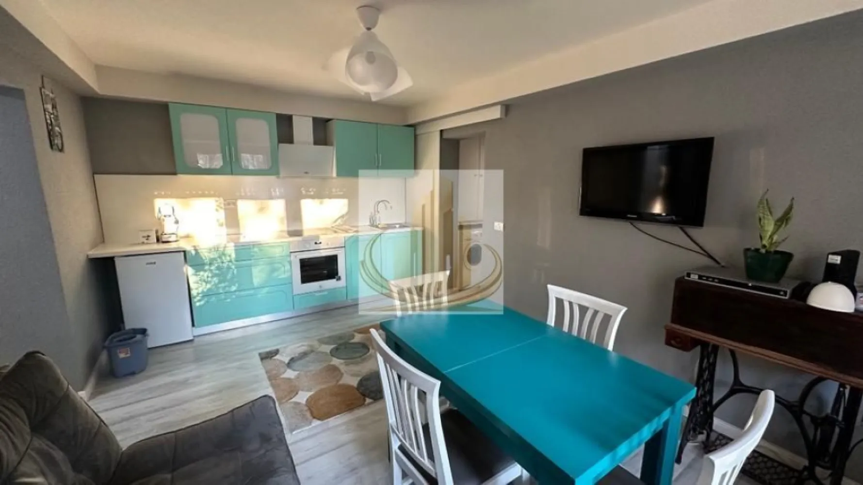 🏡Apartament parter Take Ionescu - 🏡Grand Mobilis Imobiliare vă propune spre închiriere un apartament situat în zona Take Ionescu, în centrul orașului, la parterul unui bloc.

✨Imobilul este recent renovat și dispune de toate utilitățile necesare pentru un confort sporit. Apartamentul este ideal atât pentru locuit, cât și pentru activități de birou, datorită poziționării accesibile.

📞Pentru mai multe detalii și programarea unei vizionări, nu ezitați să ne contactați!