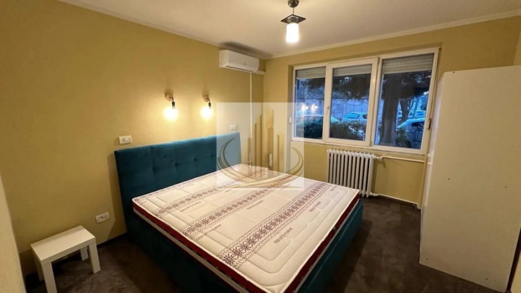 🏡Apartament parter Take Ionescu - 🏡Grand Mobilis Imobiliare vă propune spre închiriere un apartament situat în zona Take Ionescu, în centrul orașului, la parterul unui bloc.

✨Imobilul este recent renovat și dispune de toate utilitățile necesare pentru un confort sporit. Apartamentul este ideal atât pentru locuit, cât și pentru activități de birou, datorită poziționării accesibile.

📞Pentru mai multe detalii și programarea unei vizionări, nu ezitați să ne contactați!