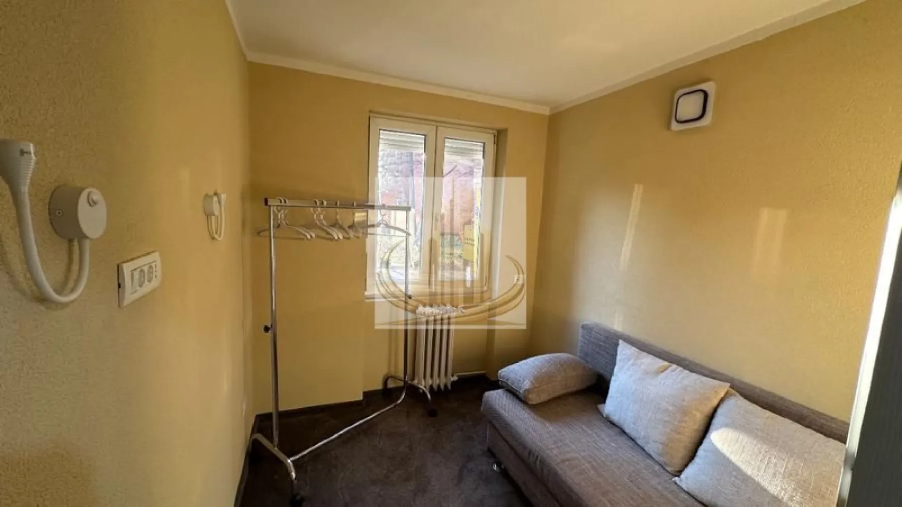 🏡Apartament parter Take Ionescu - 🏡Grand Mobilis Imobiliare vă propune spre închiriere un apartament situat în zona Take Ionescu, în centrul orașului, la parterul unui bloc.

✨Imobilul este recent renovat și dispune de toate utilitățile necesare pentru un confort sporit. Apartamentul este ideal atât pentru locuit, cât și pentru activități de birou, datorită poziționării accesibile.

📞Pentru mai multe detalii și programarea unei vizionări, nu ezitați să ne contactați!