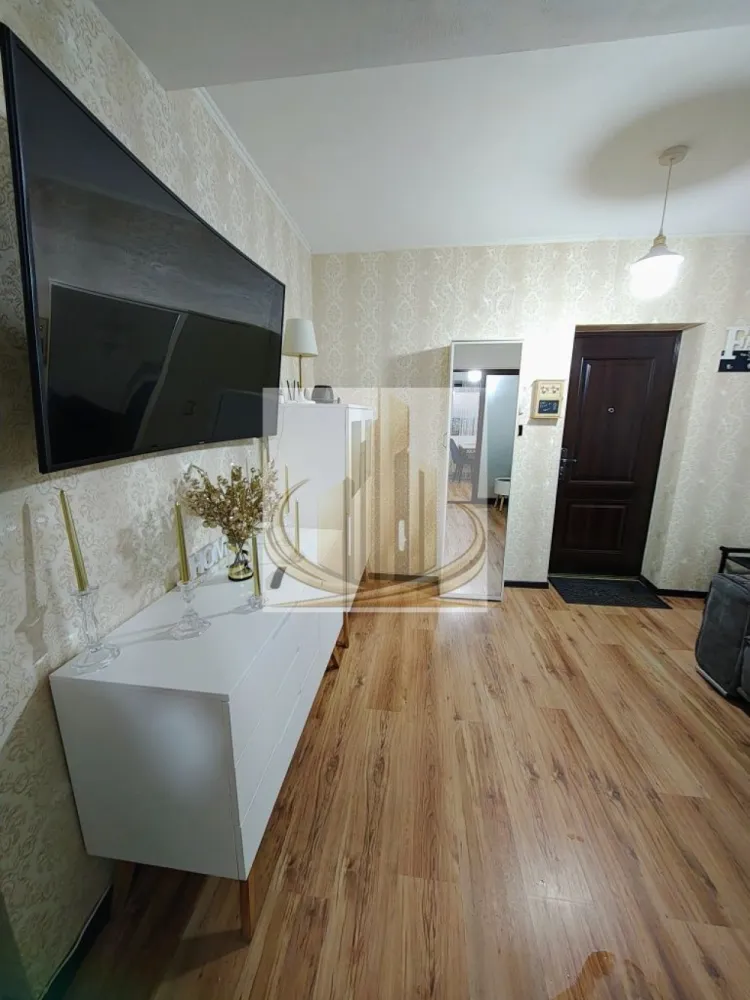🏡Grand Mobilis- Ap Lux 2 camere Lipovei - Grand Mobilis Imobiliare vă propune spre închiriere un apartament de lux, cu finisaje ultramoderne, situat în zona Lipovei.

Apartamentul este amplasat la parterul unei vile, într-un cartier exclusiv de case, oferind liniște, confort și intimitate.

🏡 Compartimentare:

* 2 camere spațioase
* Bucătărie complet utilată
* Baie modernă
* Terasă generoasă, ideală pentru momente de relaxare

✨ Imobilul este complet mobilat și utilat, dotat cu toate utilitățile necesare pentru un stil de viață modern.

📍 Localizare excelentă, în proximitatea centrelor comerciale precum Kaufland, MediaGalaxy, Mega Image și Lidl.

💶 Preț: 400 euro/lună

📲 Pentru mai multe informații și programarea unei vizionări, vă stăm la dispoziție!