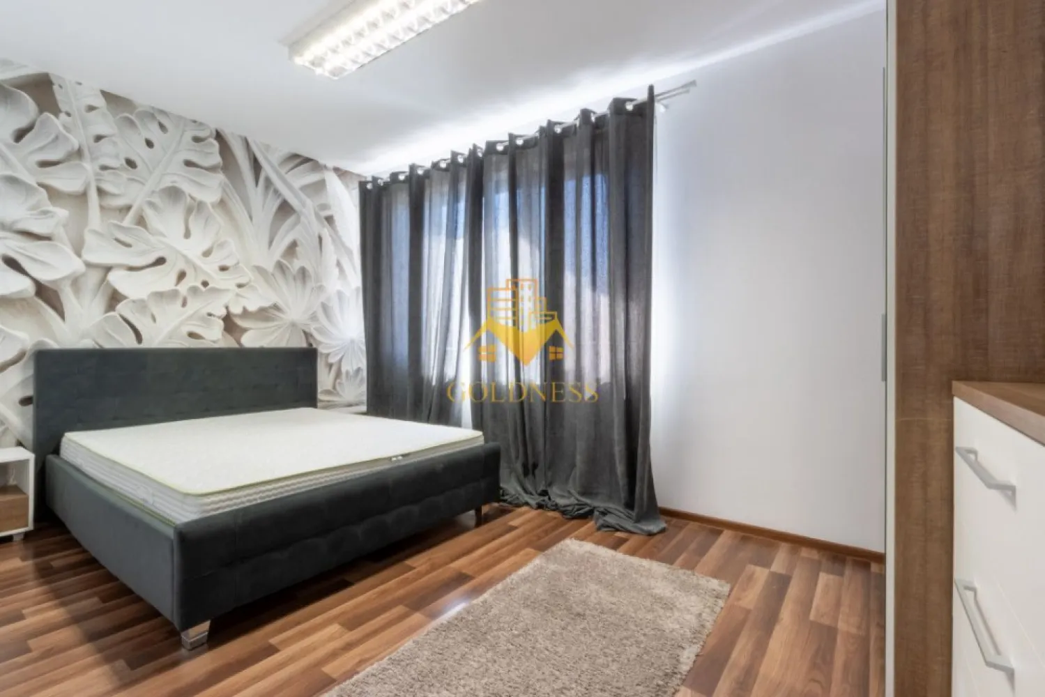 2 camere, modern, bloc nou, garaj, Iris Zona Maramuresului, Oasului - GOLDNESS Imobiliare vă propune spre închiriere un apartament cu 2 camere complet mobilat și utilat, la parter într-un imobil de 4 etaje, în Cartierul Iris.
Se poate inchiria parcare subterana cu 50e plus tva!
Se află în apropierea stațiilor de transport în comun, magazine, restaurante, spații verzi, farmacii, etc. 

Apartamentul este compartimentat astfel:
 - dormitor cu pat matrimonial, dressing, noptiere
 - living cu canapea extensibila, spatiu pentru depozitare, TV
 - bucatarie complet mobilata, utilata, loc de luat masa
 - baie cu cabina de dus, calorifer port prosop și dulap pentru depozitare.

Imobilul este dotat cu toate cele necesare- centrală proprie, frigider, aragaz, hotă, mașină de spălat haine, masina de spalat vase, etc. 

Dacă sunteți interesați de acest apartament și doriți să îl vizionați, dar și pentru alte oferte nu ezitați să ne contactați telefonic sau prin e-mail. Vă stăm la dispoziție!
Pentru intermediere se percepe un comision de 50% din prețul chiriei!