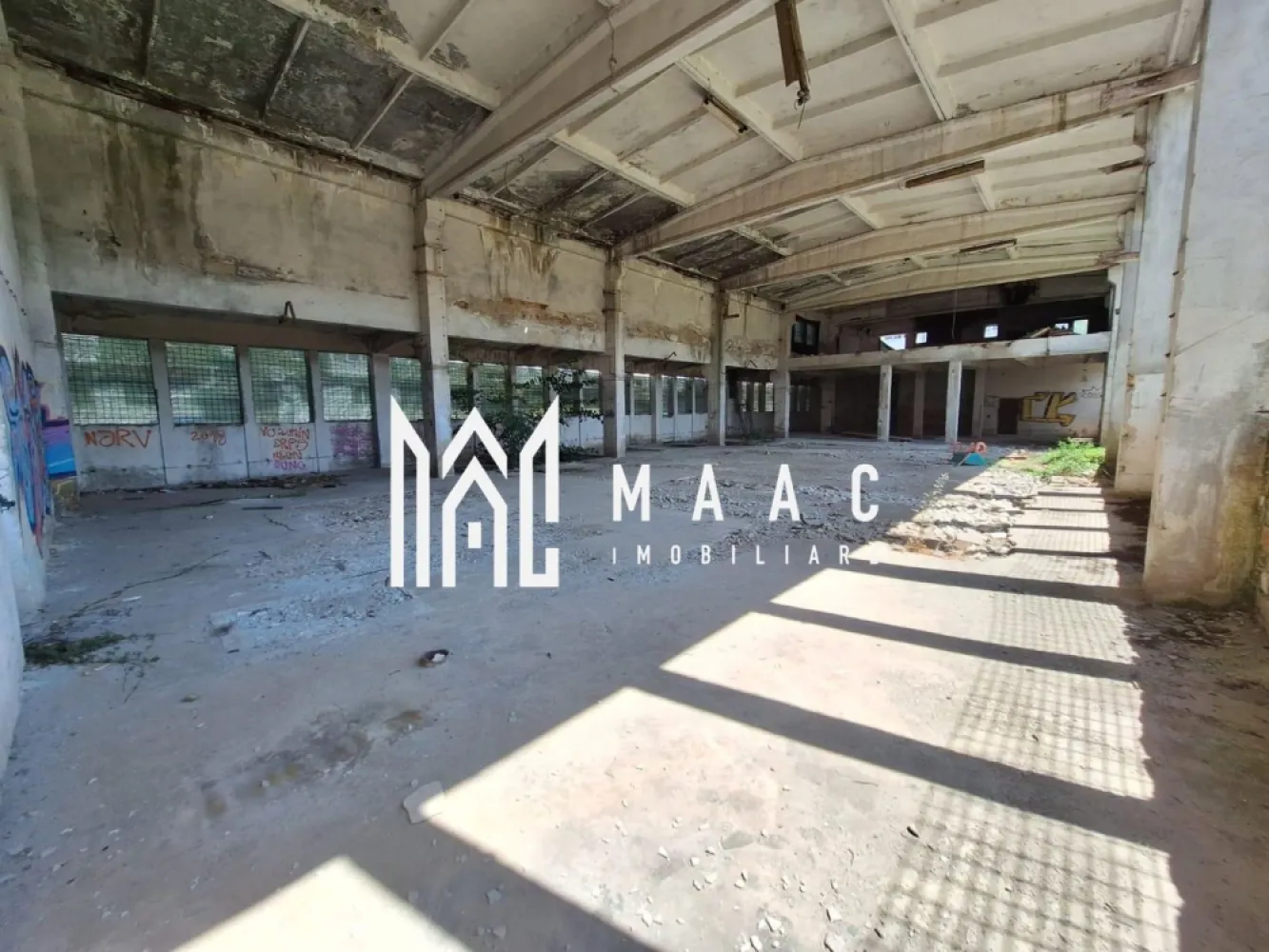 Spatiu comercial/birouri | Zona Centrala | Teren 700 mp - MAAC Imobiliare vă propune spre vânzare o proprietate cu potențial excepțional de dezvoltare, situată într-o locație centrală premium, ideală pentru investiții imobiliare strategice. Amplasată într-o zonă urbană cu vizibilitate ridicată și acces facil, această proprietate reprezintă o oportunitate rară pentru dezvoltatori, investitori sau antreprenori care caută un spațiu generos, versatil și adaptabil diverselor tipuri de proiecte.

Imobilul beneficiază de o suprafață construită generoasă, distribuită eficient astfel:
-Parter: 508 mp
-Etaj: 130 mp
-Posibilitate de extindere pe verticală pe întreaga amprentă la sol

Terenul liber aferent are o suprafață de 700 mp, oferind multiple opțiuni de valorificare:
-extindere construcție
-amenajare parcare
-spații verzi
-zone funcționale adiacente

Construcția are o structură solidă, fiind o clădire robustă, fostă centrală termică, aspect ce permite reconversii multiple și adaptări pentru diverse destinații. Configurația actuală și suprafața disponibilă oferă flexibilitate maximă în dezvoltare, fie că este vorba despre proiecte comerciale, medicale, educaționale sau instituționale.

Conform potențialului urbanistic, proprietatea poate avea următoarele destinații:
-centru medical sau clinică privată
-spațiu comercial / retail
-sediu de birouri / coworking
-centru educațional sau showroom
-alte proiecte publice sau private, în funcție de nevoile investitorului

Poziționarea centrală constituie un avantaj competitiv major, asigurând:
-acces direct la artere rutiere majore
-conexiune rapidă la mijloace de transport în comun
-proximitate față de toate utilitățile și infrastructura urbană necesară

Această proprietate este ideală pentru investitori interesați de spații cu valoare adăugată, flexibilitate în reconversie și potențial de creștere accelerată într-o zonă centrală. Suprafața construită amplă, terenul generos și posibilitatea de extindere pe verticală transformă imobilul într-o bază solidă pentru proiecte imobiliare, comerciale sau instituționale de anvergură.

Pentru mai multe informații vă rugăm să ne contactați și să menționați numărul CP2524064.