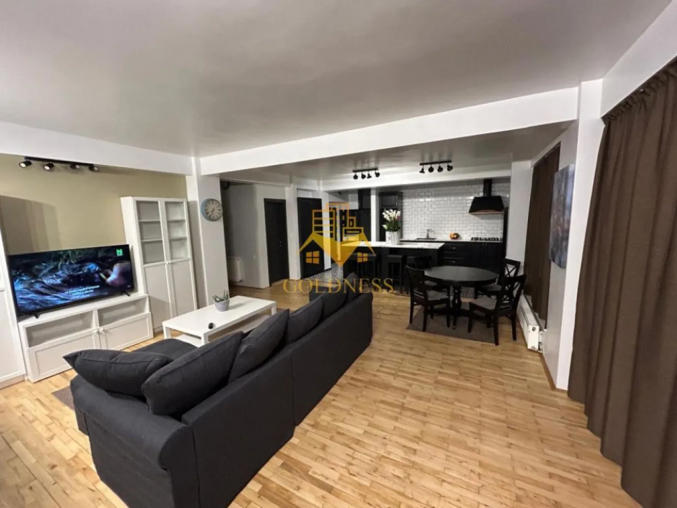3 camere open space, mobilat Premium, Andrei Muresanu, Zona Alverna - GOLDNESS Imobiliare vă propune spre închiriere un apartament cu 3 camere open-space complet mobilat și utilat, la etajul 2 într-un imobil cu 4 etaje + Mansarda, în Cartierul Andrei Muresanu, Zona Alverna.
Posibilitate de parcare în zona la liber in zona!
Se află în apropierea stațiilor de transport în comun, magazine, restaurante, spații verzi, farmacii, etc. 

Apartamentul este compartimentat astfel:
 - 2 dormitare cu paturi matrimoniale, dressing, noptiere
 - living cu bucatarie open-space complet utilată si mobilata, canapea extensibilă, loc de servit masa, comoda TV 
 - 2 bai, dintre care o baie cu cada si o baie cu cabina de dus, calorifer port prosop și dulap pentru depozitare.
 - 1 terasa de 11 mp si 1 balcon de 7 mp.

Imobilul este dotat cu toate cele necesare- centrală pe bloc, mașină de spălat haine, frigider, plită electrică, hotă, tv, etc. 
Dacă sunteți interesați de acest apartament și doriți să îl vizionați, dar și pentru alte oferte nu ezitați să ne contactați telefonic sau prin e-mail. Vă stăm la dispoziție!
Pentru intermediere se percepe un comision de 50% din prețul chiriei!