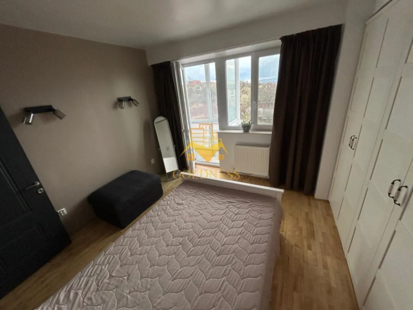 3 camere open space, mobilat Premium, Andrei Muresanu, Zona Alverna - GOLDNESS Imobiliare vă propune spre închiriere un apartament cu 3 camere open-space complet mobilat și utilat, la etajul 2 într-un imobil cu 4 etaje + Mansarda, în Cartierul Andrei Muresanu, Zona Alverna.
Posibilitate de parcare în zona la liber in zona!
Se află în apropierea stațiilor de transport în comun, magazine, restaurante, spații verzi, farmacii, etc. 

Apartamentul este compartimentat astfel:
 - 2 dormitare cu paturi matrimoniale, dressing, noptiere
 - living cu bucatarie open-space complet utilată si mobilata, canapea extensibilă, loc de servit masa, comoda TV 
 - 2 bai, dintre care o baie cu cada si o baie cu cabina de dus, calorifer port prosop și dulap pentru depozitare.
 - 1 terasa de 11 mp si 1 balcon de 7 mp.

Imobilul este dotat cu toate cele necesare- centrală pe bloc, mașină de spălat haine, frigider, plită electrică, hotă, tv, etc. 
Dacă sunteți interesați de acest apartament și doriți să îl vizionați, dar și pentru alte oferte nu ezitați să ne contactați telefonic sau prin e-mail. Vă stăm la dispoziție!
Pentru intermediere se percepe un comision de 50% din prețul chiriei!