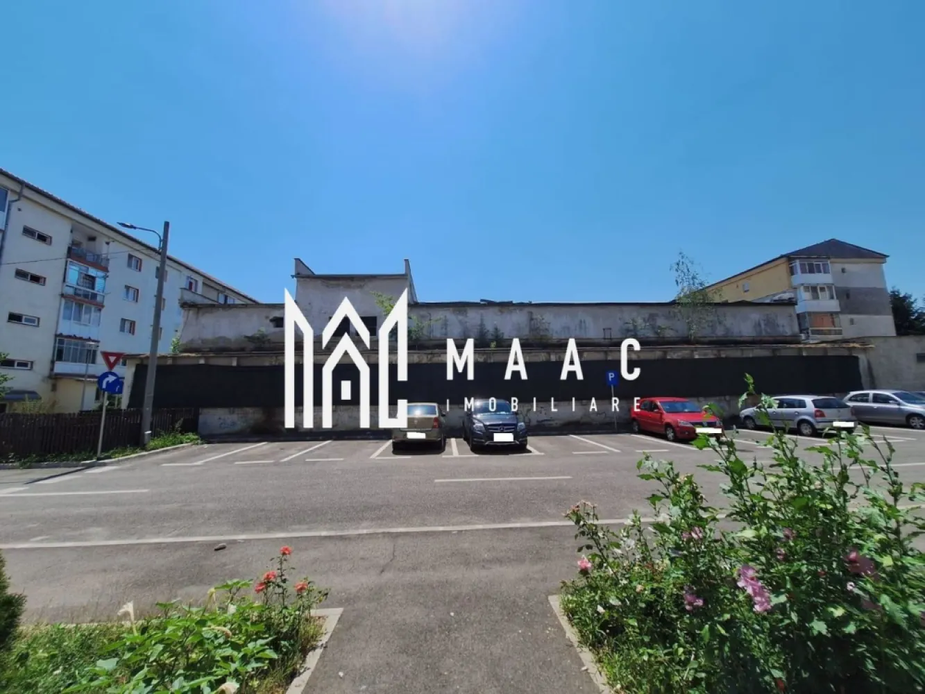 Spatiu comercial/birouri | Zona Centrala | Teren 700 mp - MAAC Imobiliare vă propune spre vânzare o proprietate cu potențial excepțional de dezvoltare, situată într-o locație centrală premium, ideală pentru investiții imobiliare strategice. Amplasată într-o zonă urbană cu vizibilitate ridicată și acces facil, această proprietate reprezintă o oportunitate rară pentru dezvoltatori, investitori sau antreprenori care caută un spațiu generos, versatil și adaptabil diverselor tipuri de proiecte.

Imobilul beneficiază de o suprafață construită generoasă, distribuită eficient astfel:
-Parter: 508 mp
-Etaj: 130 mp
-Posibilitate de extindere pe verticală pe întreaga amprentă la sol

Terenul liber aferent are o suprafață de 700 mp, oferind multiple opțiuni de valorificare:
-extindere construcție
-amenajare parcare
-spații verzi
-zone funcționale adiacente

Construcția are o structură solidă, fiind o clădire robustă, fostă centrală termică, aspect ce permite reconversii multiple și adaptări pentru diverse destinații. Configurația actuală și suprafața disponibilă oferă flexibilitate maximă în dezvoltare, fie că este vorba despre proiecte comerciale, medicale, educaționale sau instituționale.

Conform potențialului urbanistic, proprietatea poate avea următoarele destinații:
-centru medical sau clinică privată
-spațiu comercial / retail
-sediu de birouri / coworking
-centru educațional sau showroom
-alte proiecte publice sau private, în funcție de nevoile investitorului

Poziționarea centrală constituie un avantaj competitiv major, asigurând:
-acces direct la artere rutiere majore
-conexiune rapidă la mijloace de transport în comun
-proximitate față de toate utilitățile și infrastructura urbană necesară

Această proprietate este ideală pentru investitori interesați de spații cu valoare adăugată, flexibilitate în reconversie și potențial de creștere accelerată într-o zonă centrală. Suprafața construită amplă, terenul generos și posibilitatea de extindere pe verticală transformă imobilul într-o bază solidă pentru proiecte imobiliare, comerciale sau instituționale de anvergură.

Pentru mai multe informații vă rugăm să ne contactați și să menționați numărul CP2524064.