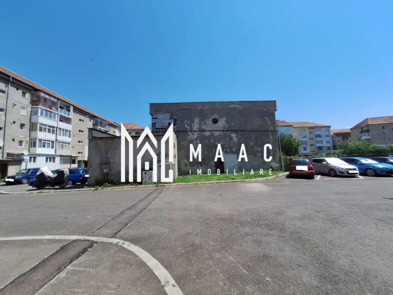 Spatiu comercial/birouri | Zona Centrala | Teren 700 mp - MAAC Imobiliare vă propune spre vânzare o proprietate cu potențial excepțional de dezvoltare, situată într-o locație centrală premium, ideală pentru investiții imobiliare strategice. Amplasată într-o zonă urbană cu vizibilitate ridicată și acces facil, această proprietate reprezintă o oportunitate rară pentru dezvoltatori, investitori sau antreprenori care caută un spațiu generos, versatil și adaptabil diverselor tipuri de proiecte.

Imobilul beneficiază de o suprafață construită generoasă, distribuită eficient astfel:
-Parter: 508 mp
-Etaj: 130 mp
-Posibilitate de extindere pe verticală pe întreaga amprentă la sol

Terenul liber aferent are o suprafață de 700 mp, oferind multiple opțiuni de valorificare:
-extindere construcție
-amenajare parcare
-spații verzi
-zone funcționale adiacente

Construcția are o structură solidă, fiind o clădire robustă, fostă centrală termică, aspect ce permite reconversii multiple și adaptări pentru diverse destinații. Configurația actuală și suprafața disponibilă oferă flexibilitate maximă în dezvoltare, fie că este vorba despre proiecte comerciale, medicale, educaționale sau instituționale.

Conform potențialului urbanistic, proprietatea poate avea următoarele destinații:
-centru medical sau clinică privată
-spațiu comercial / retail
-sediu de birouri / coworking
-centru educațional sau showroom
-alte proiecte publice sau private, în funcție de nevoile investitorului

Poziționarea centrală constituie un avantaj competitiv major, asigurând:
-acces direct la artere rutiere majore
-conexiune rapidă la mijloace de transport în comun
-proximitate față de toate utilitățile și infrastructura urbană necesară

Această proprietate este ideală pentru investitori interesați de spații cu valoare adăugată, flexibilitate în reconversie și potențial de creștere accelerată într-o zonă centrală. Suprafața construită amplă, terenul generos și posibilitatea de extindere pe verticală transformă imobilul într-o bază solidă pentru proiecte imobiliare, comerciale sau instituționale de anvergură.

Pentru mai multe informații vă rugăm să ne contactați și să menționați numărul CP2524064.