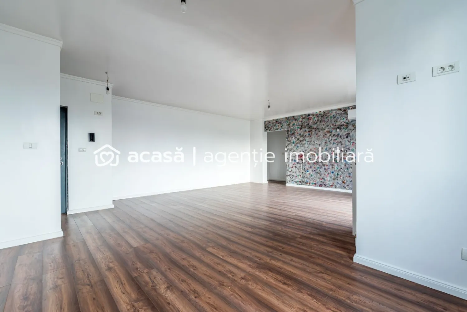 Apartament 2 camere bloc nou - Medlife Genesys - Vă propun spre vânzare un apartament modern cu 2 camere, situat într-un bloc nou, finalizat în 2020, într-o zonă foarte căutată, în apropiere de MedLife Genesys și malul Mureșului.

📍 Etaj: 2 din 7
📐 Suprafață utilă: 57 mp + balcon 5 mp
💶 Preț: 112.000 euro

Compartimentare practică și funcțională:
Living spațios cu bucătărie open-space
Dormitor luminos
Baie
Balcon 

Apartamentul este foarte luminos, beneficiind de finisaje ultramoderne, atent alese, și este dotat cu centrală proprie pe gaz, asigurând confort termic și costuri reduse de întreținere.

Ideal atât pentru locuit, cât și pentru investiție, datorită poziției excelente și a calității construcției.

📞 Pentru mai multe detalii sau pentru programarea unei vizionări, nu ezita să mă contactezi!
Andreea Szuchanszki 0742267773 

Nu dispui de toată suma? Te ajutăm noi gratuit! Îți obținem oferte de la 16 bănci.

Birou: ACASĂ | Agenție imobiliară Arad
Bulevardul Decebal 2, Arad 310133