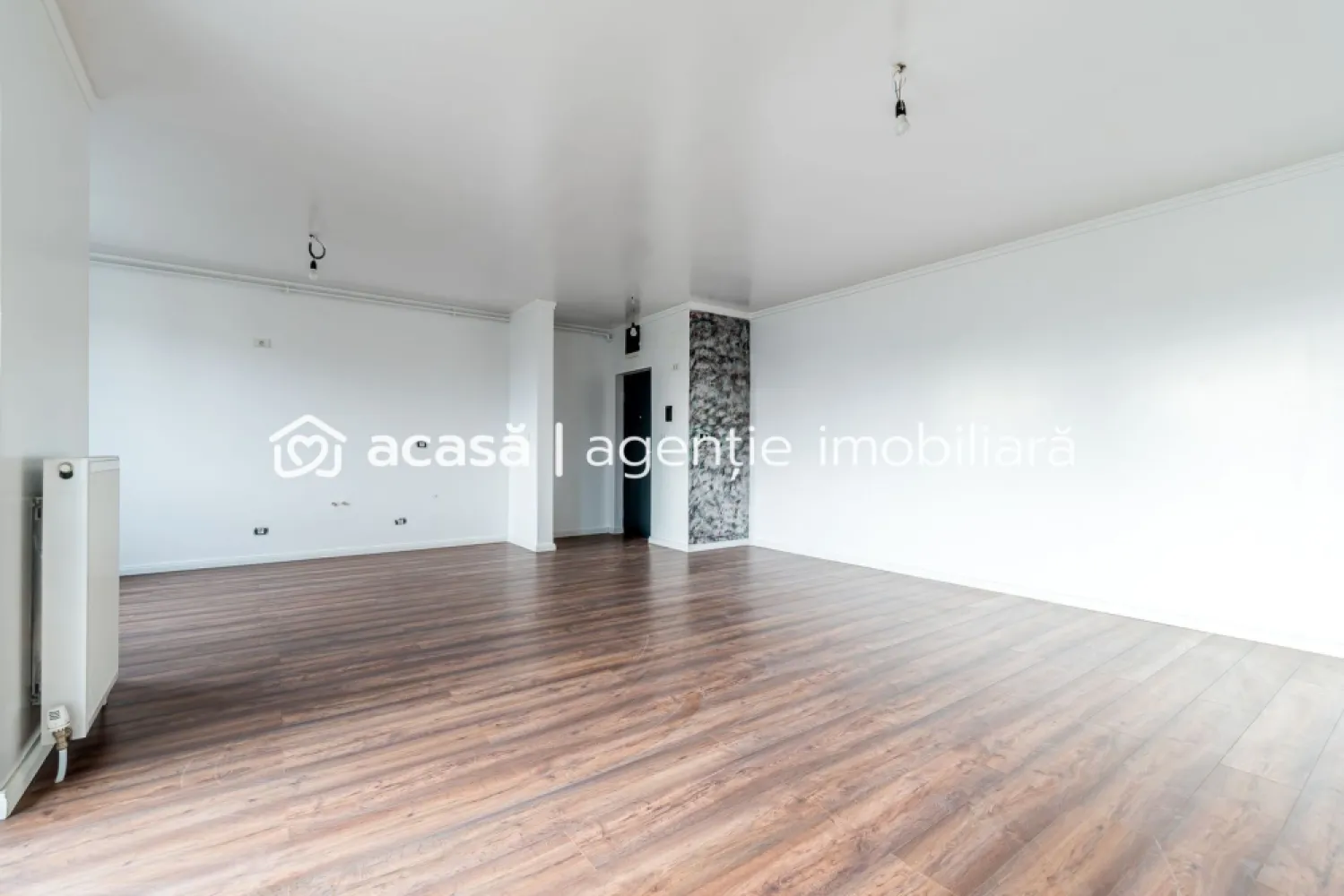 Apartament 2 camere bloc nou - Medlife Genesys - Vă propun spre vânzare un apartament modern cu 2 camere, situat într-un bloc nou, finalizat în 2020, într-o zonă foarte căutată, în apropiere de MedLife Genesys și malul Mureșului.

📍 Etaj: 2 din 7
📐 Suprafață utilă: 57 mp + balcon 5 mp
💶 Preț: 112.000 euro

Compartimentare practică și funcțională:
Living spațios cu bucătărie open-space
Dormitor luminos
Baie
Balcon 

Apartamentul este foarte luminos, beneficiind de finisaje ultramoderne, atent alese, și este dotat cu centrală proprie pe gaz, asigurând confort termic și costuri reduse de întreținere.

Ideal atât pentru locuit, cât și pentru investiție, datorită poziției excelente și a calității construcției.

📞 Pentru mai multe detalii sau pentru programarea unei vizionări, nu ezita să mă contactezi!
Andreea Szuchanszki 0742267773 

Nu dispui de toată suma? Te ajutăm noi gratuit! Îți obținem oferte de la 16 bănci.

Birou: ACASĂ | Agenție imobiliară Arad
Bulevardul Decebal 2, Arad 310133