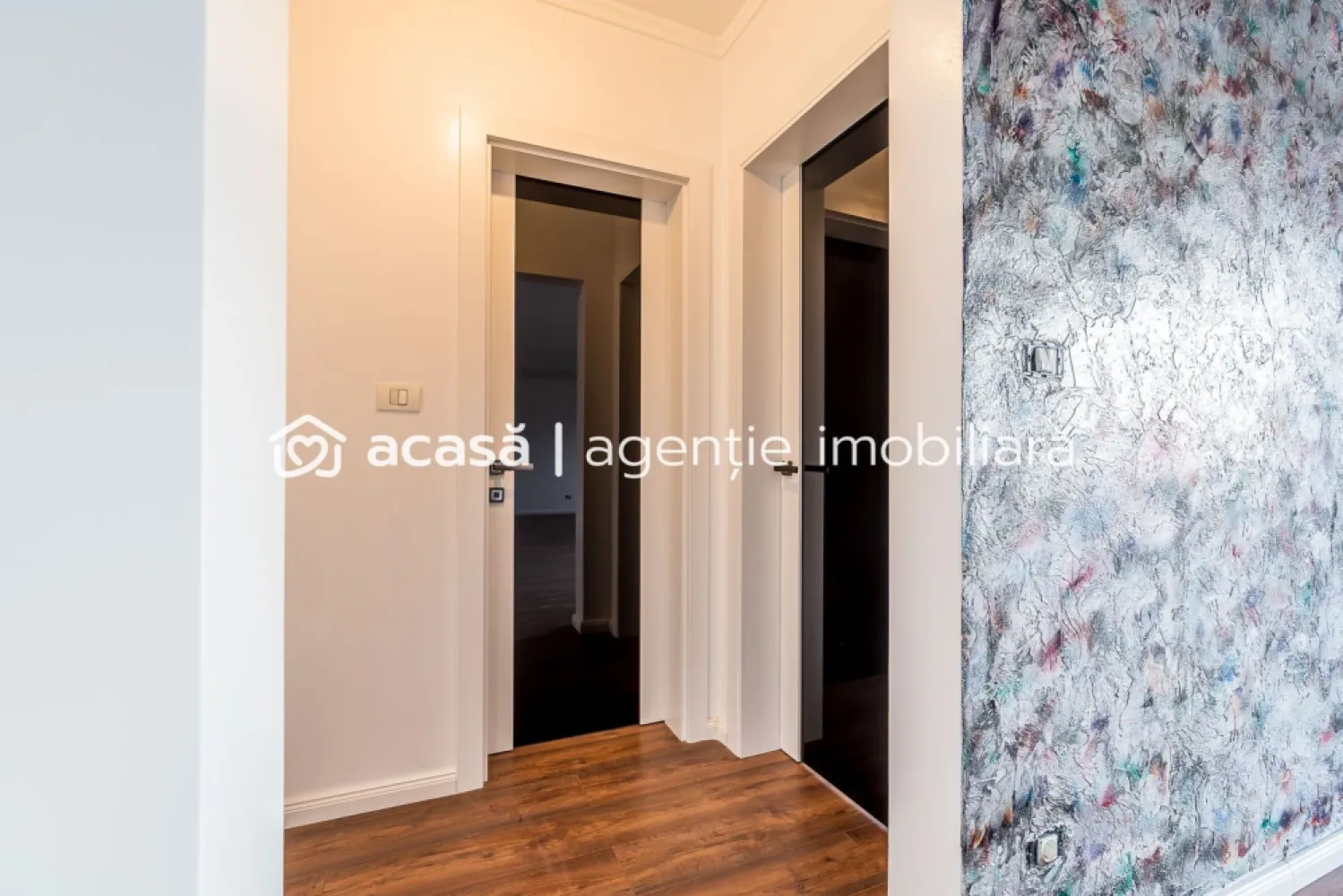 Apartament 2 camere bloc nou - Medlife Genesys - Vă propun spre vânzare un apartament modern cu 2 camere, situat într-un bloc nou, finalizat în 2020, într-o zonă foarte căutată, în apropiere de MedLife Genesys și malul Mureșului.

📍 Etaj: 2 din 7
📐 Suprafață utilă: 57 mp + balcon 5 mp
💶 Preț: 112.000 euro

Compartimentare practică și funcțională:
Living spațios cu bucătărie open-space
Dormitor luminos
Baie
Balcon 

Apartamentul este foarte luminos, beneficiind de finisaje ultramoderne, atent alese, și este dotat cu centrală proprie pe gaz, asigurând confort termic și costuri reduse de întreținere.

Ideal atât pentru locuit, cât și pentru investiție, datorită poziției excelente și a calității construcției.

📞 Pentru mai multe detalii sau pentru programarea unei vizionări, nu ezita să mă contactezi!
Andreea Szuchanszki 0742267773 

Nu dispui de toată suma? Te ajutăm noi gratuit! Îți obținem oferte de la 16 bănci.

Birou: ACASĂ | Agenție imobiliară Arad
Bulevardul Decebal 2, Arad 310133