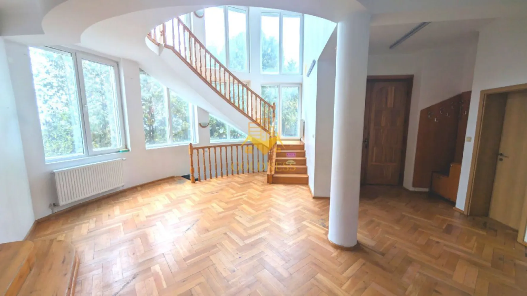 Casa/Spatiu de birou,Andrei Muresanu, 9 Camere,10 Parcari,Curte 2000mp - GOLDNESS Imobiliare vă propune spre închiriere o vilă spațioasă cu o suprafață utilă de 500 mp, situată în cartierul Andrei Mureșanu, ideală pentru sediu de firmă, birouri sau clinică.
Vila dispune de 10 locuri de parcare, garaj, teren de 2000 mp, 3 băi, 1 balcon și 2 terase!
Interior:
 * Demisol: 1 cameră, spațiu tehnic și 1 anexă.
 * Parter: Hol, 3 camere, terasă, bucătărie, debara și baie.
 * Etaj: Hol, 3 camere, baie și balcon.
 * Mansardă: 2 camere, terasă și baie.
Total camere: 9
Exterior:
 * Teren de 2000 mp.
 * 10 locuri de parcare.
Dotări:
 * Centrală proprie
Dacă sunteți interesați de această vilă și doriți să o vizionați, dar și pentru alte oferte nu ezitați să ne contactați telefonic sau prin e-mail. Vă stăm la dispoziție!
Pentru intermediere se percepe un comision de 50% din prețul chiriei!